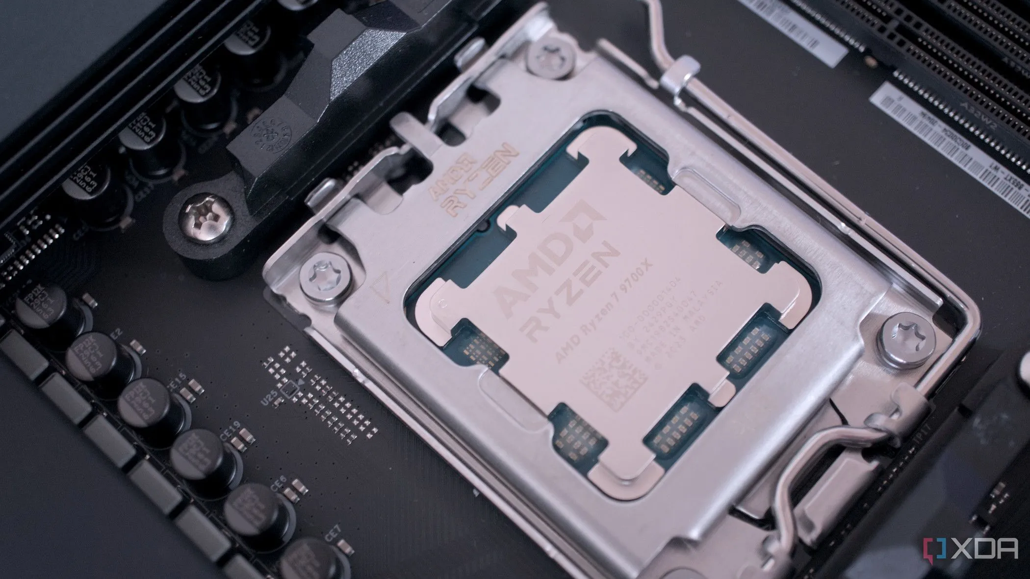 CPU AMD Ryzen 7 9700X đã được lắp đặt