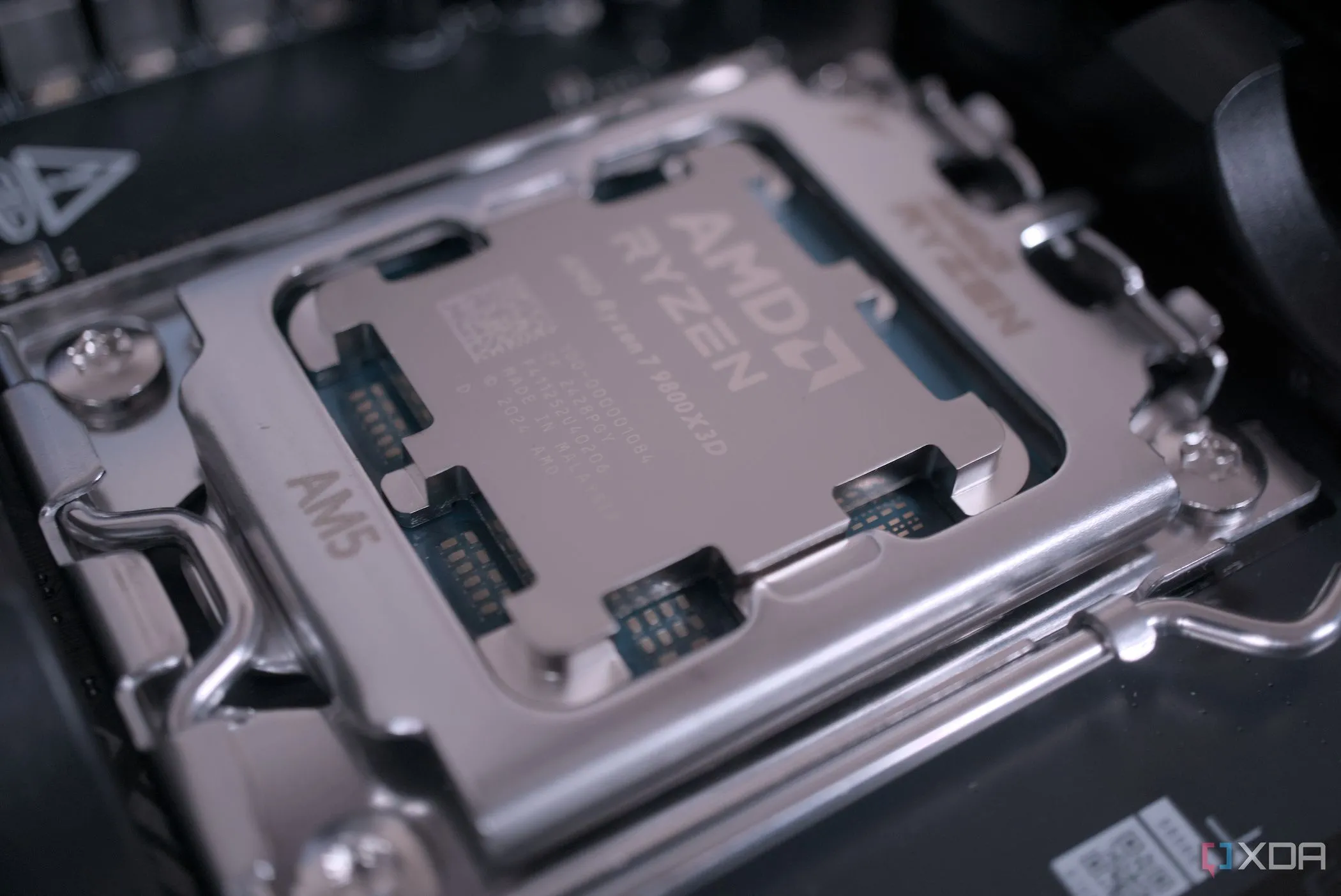 CPU AMD Ryzen 7 9800X3D được lắp đặt cận cảnh, gợi mở về các thế hệ CPU mới