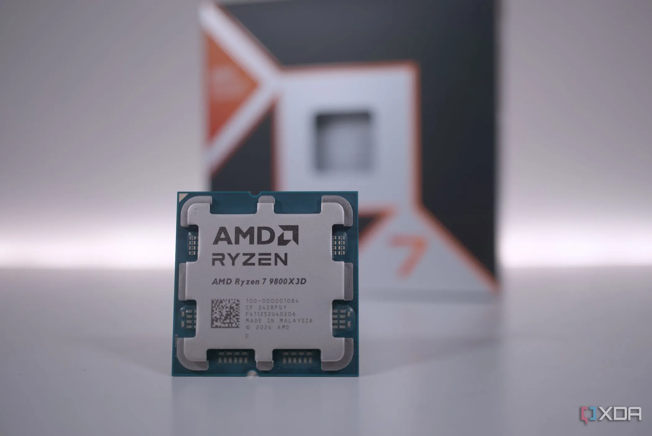 CPU AMD Ryzen 7 9800X3D, một bộ vi xử lý yêu cầu BIOS mới nhất để hoạt động đúng cách trên các bo mạch chủ tương thích.