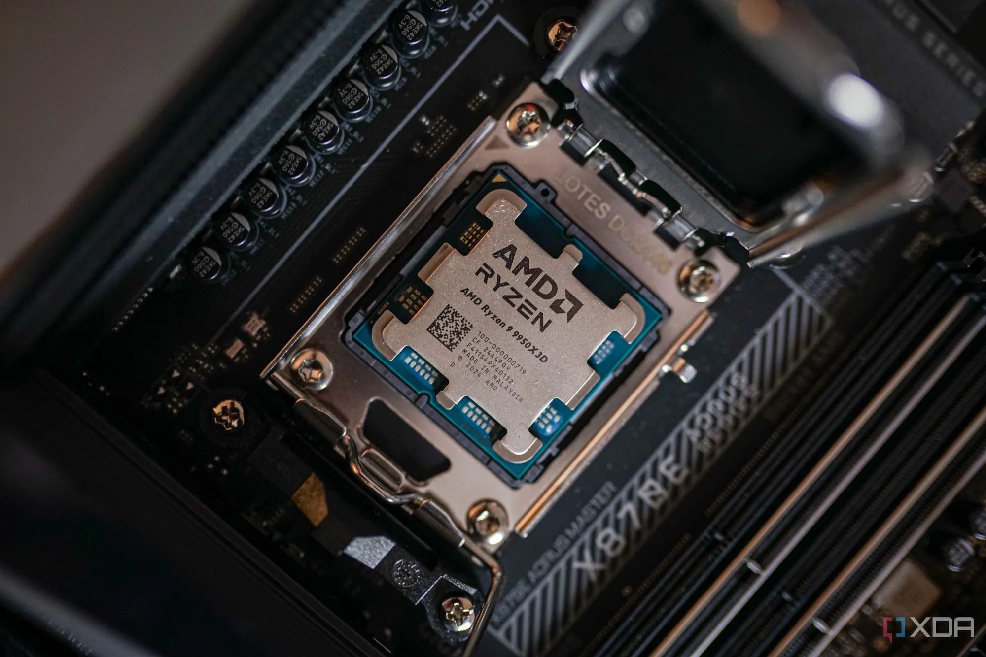 CPU AMD Ryzen 9 9950X3D được gắn vào socket AM5 trên bo mạch chủ, sẵn sàng hoạt động