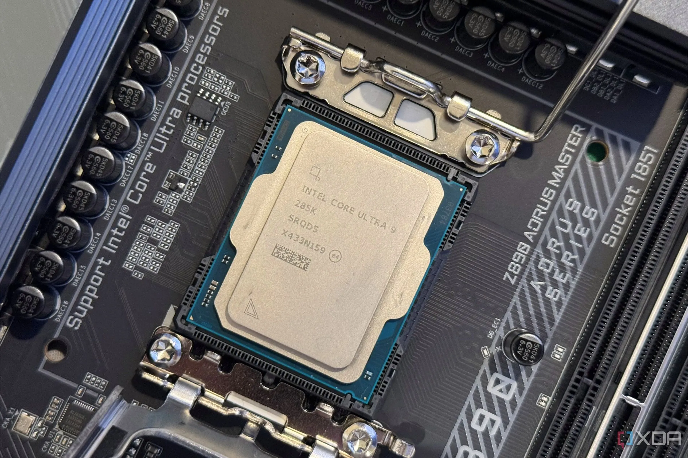 CPU Intel Core Ultra 9 285K được đặt trong socket mở với kẹp giữ, minh họa socket LGA mới