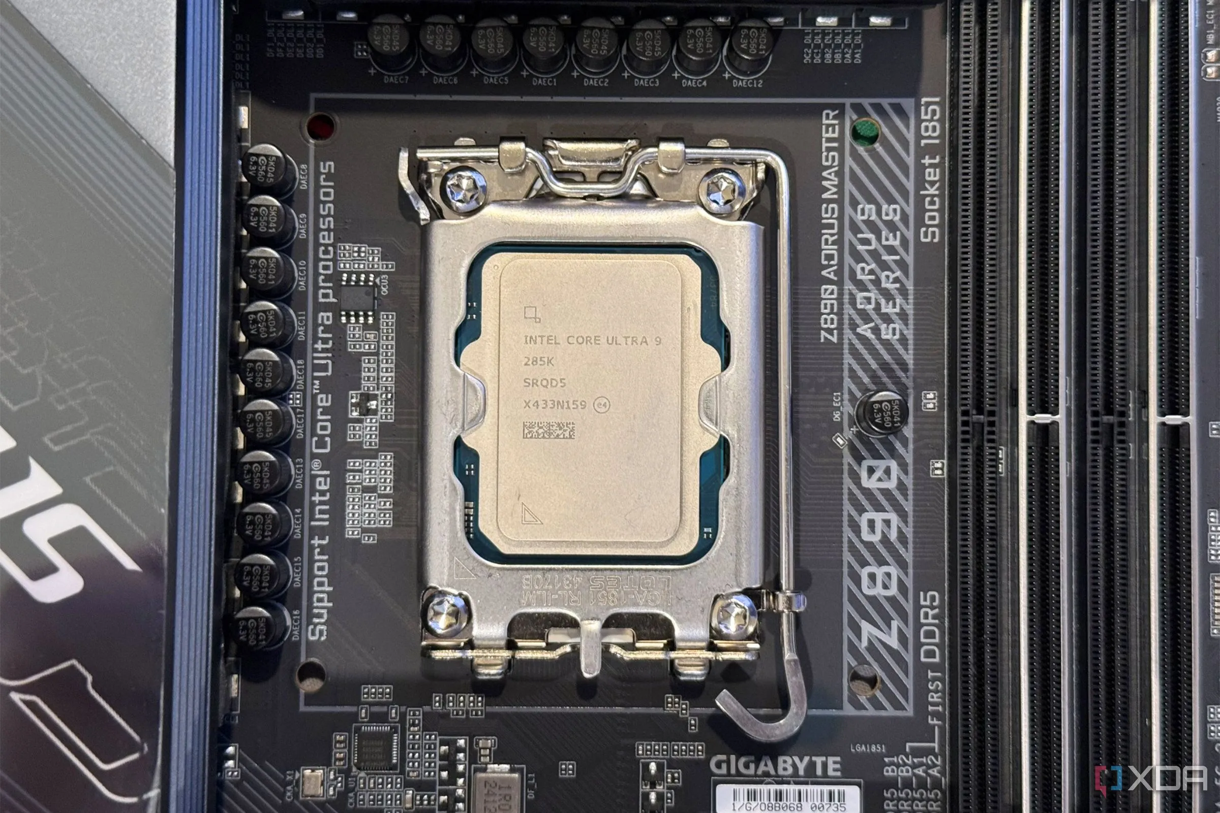 CPU Intel Core Ultra 9 285K được gắn trên socket của bo mạch chủ