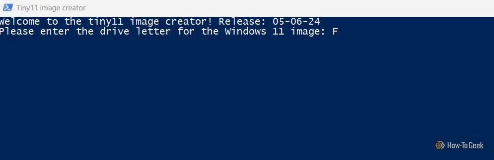 Cửa sổ PowerShell của Tiny11 Maker yêu cầu nhập ký tự ổ đĩa chứa file ISO Windows 11