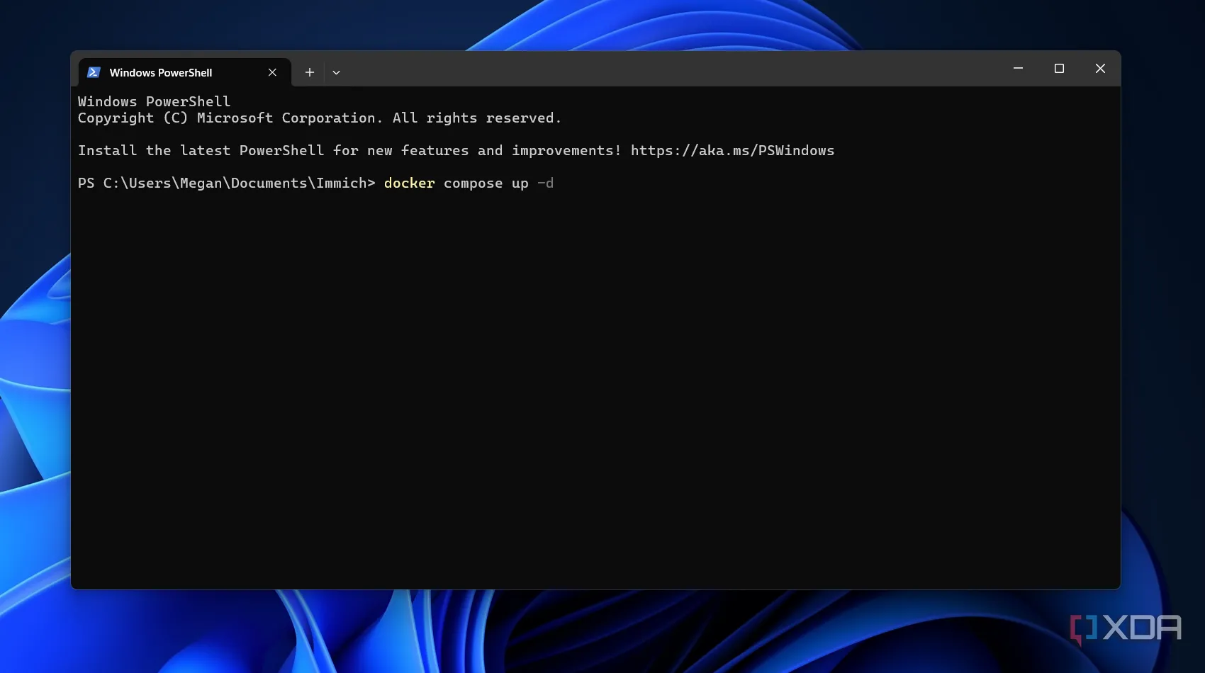 Cửa sổ Windows PowerShell hiển thị lệnh Docker Compose up, minh họa cách người dùng có thể dễ dàng triển khai các ứng dụng đa container bằng Docker Compose.