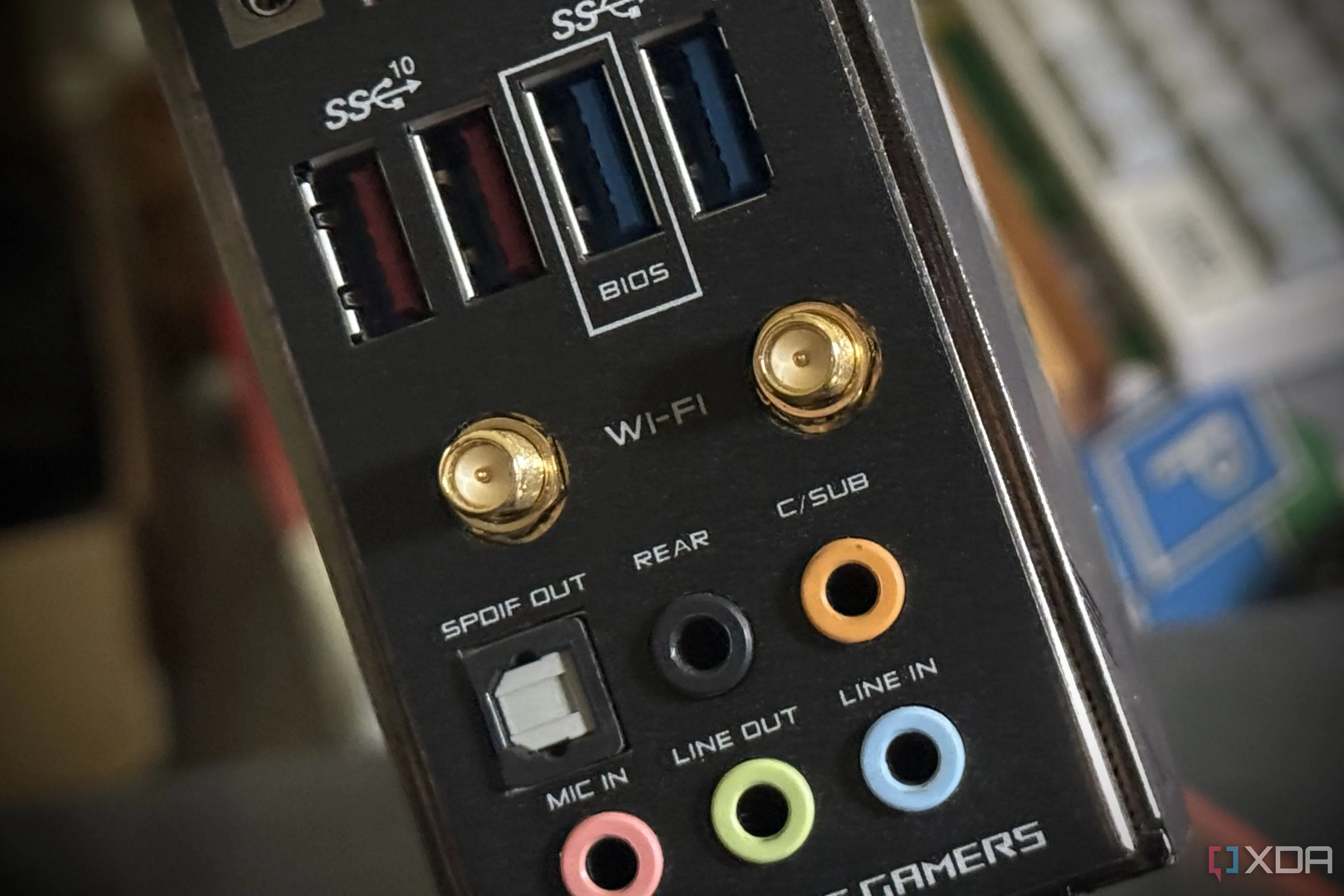 Cụm cổng I/O phía sau của bo mạch chủ, nổi bật là các cổng kết nối Wi-Fi.