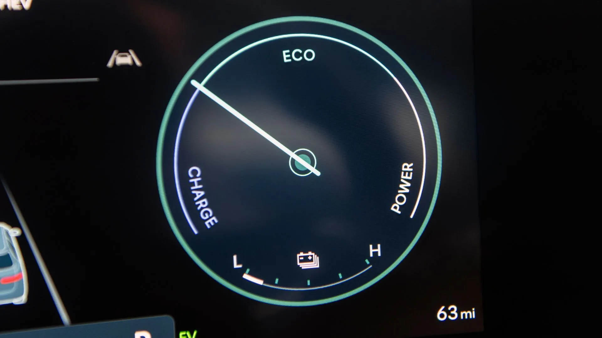 Cụm đồng hồ kỹ thuật số hiển thị thông tin MPGe và chế độ lái điện trên Hyundai Tucson PHEV 2025.
