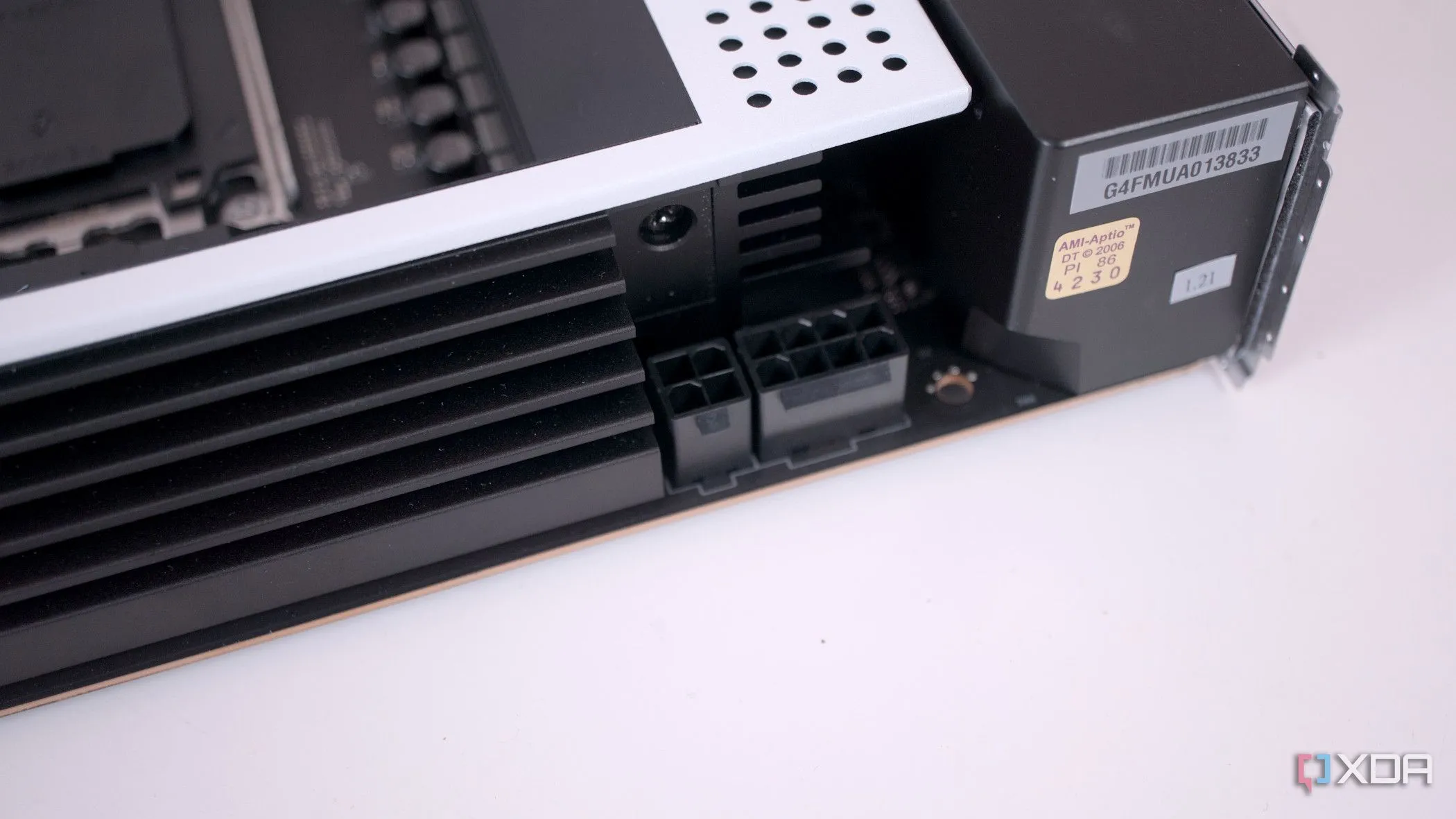 Đầu cắm nguồn CPU trên bo mạch chủ NZXT N7 B650E, minh họa việc cắm cáp nguồn CPU đúng và đủ.