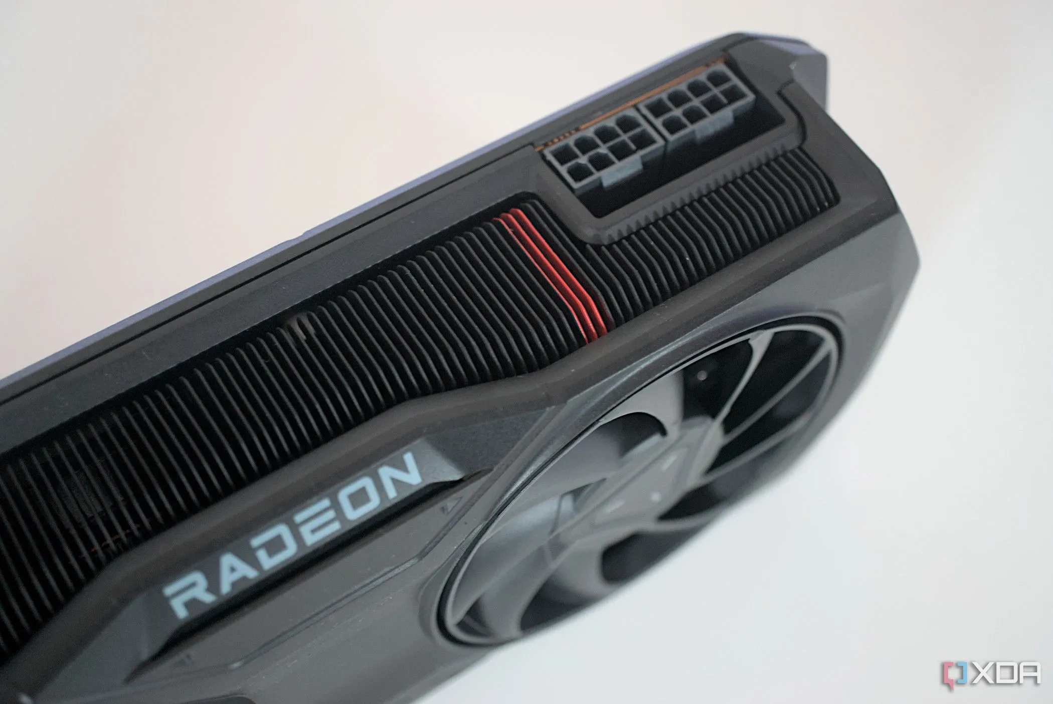 Đầu cấp nguồn của card đồ họa AMD Radeon RX 7800 XT