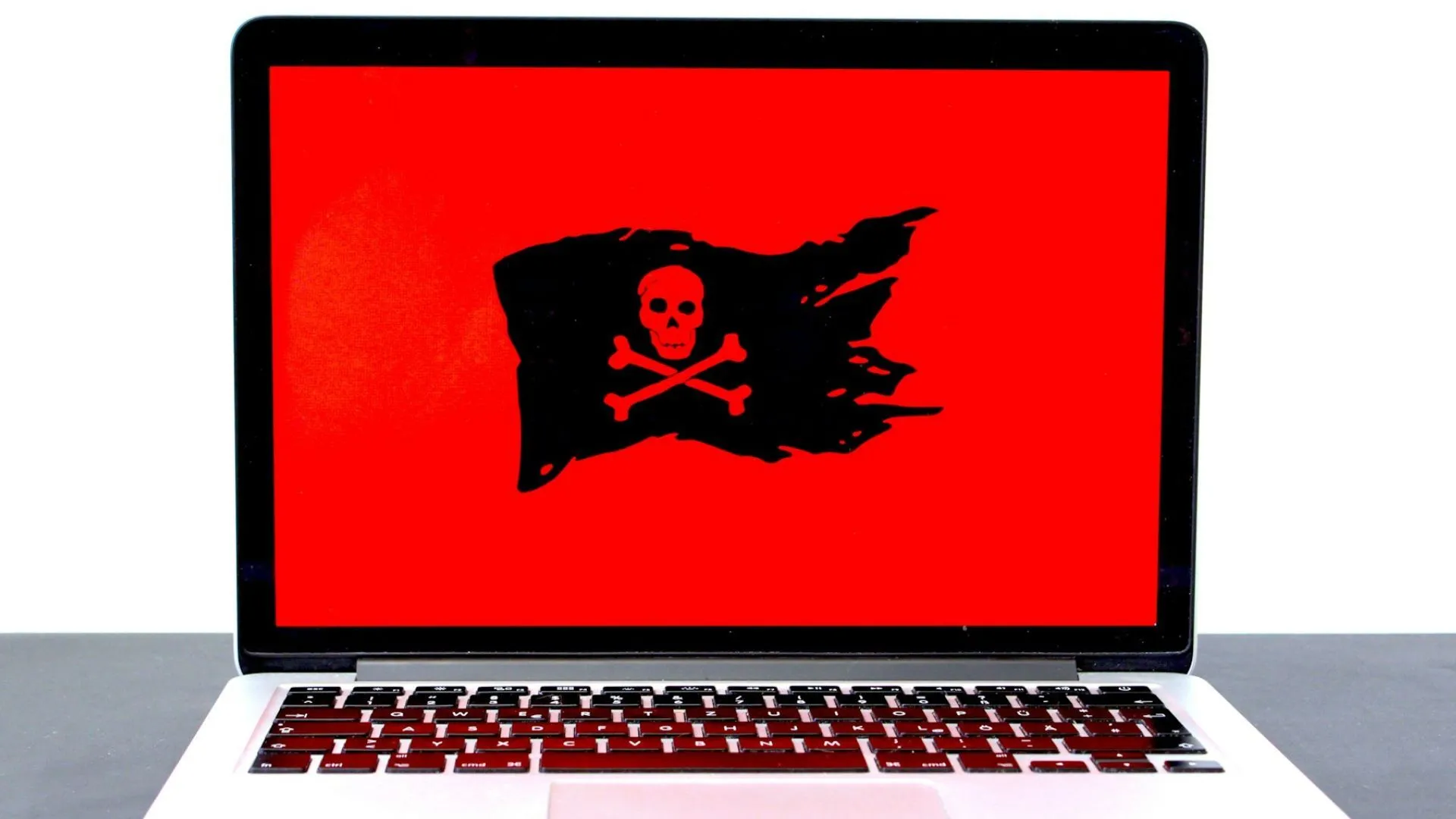 Dấu hiệu nguy hiểm trên màn hình laptop, tượng trưng cho rủi ro khi sử dụng phần mềm không đáng tin cậy và mối đe dọa từ virus