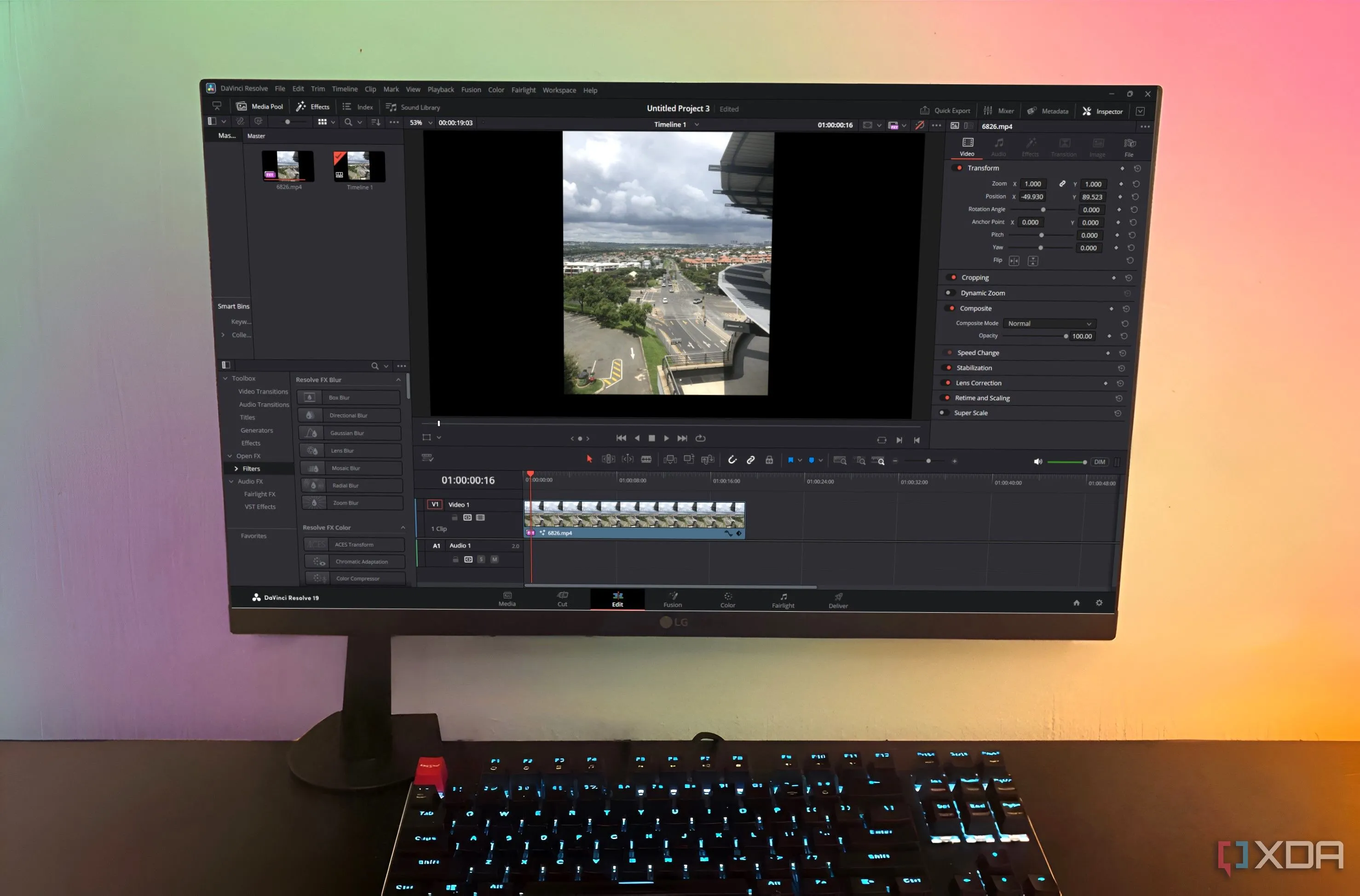 DaVinci Resolve trên máy tính để bàn hiển thị bảng điều khiển chỉnh sửa và cảnh quay phong cảnh