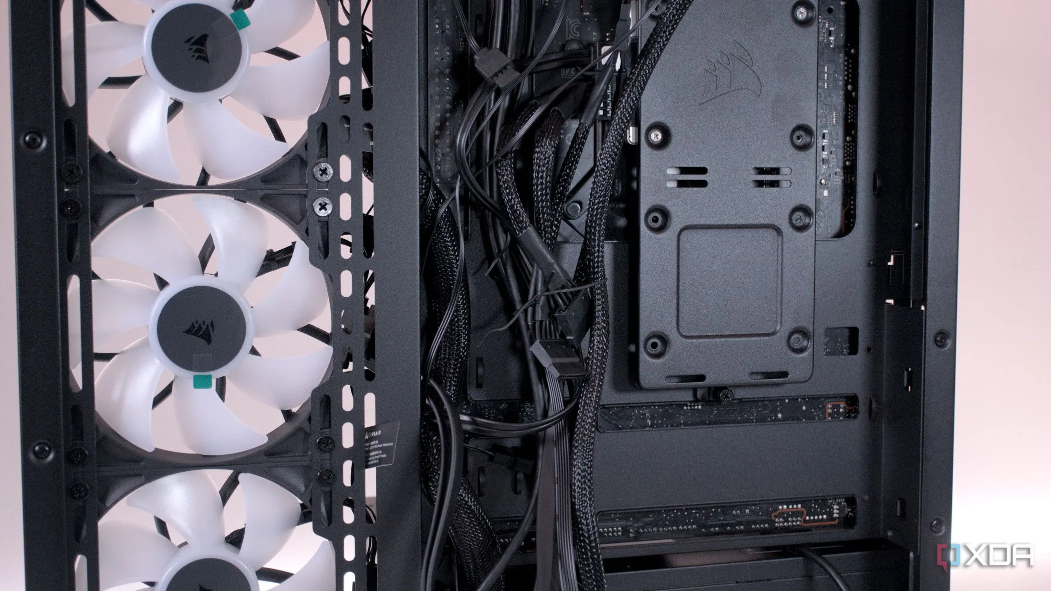 Đi dây cáp bên trong thùng máy Corsair 3500X ARGB đã lắp ráp