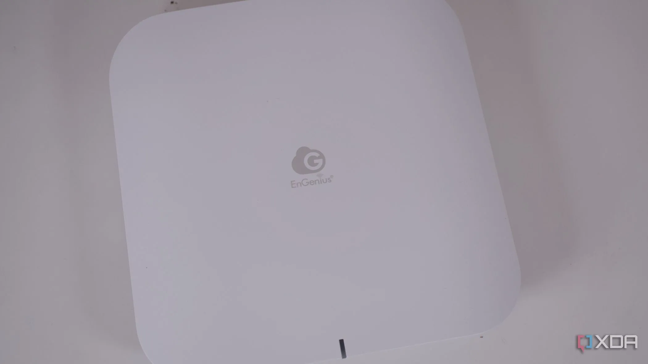 Điểm truy cập Wi-Fi 7 EnGenius ECW526 từ trên xuống, thể hiện thiết bị mạng linh hoạt với PoE