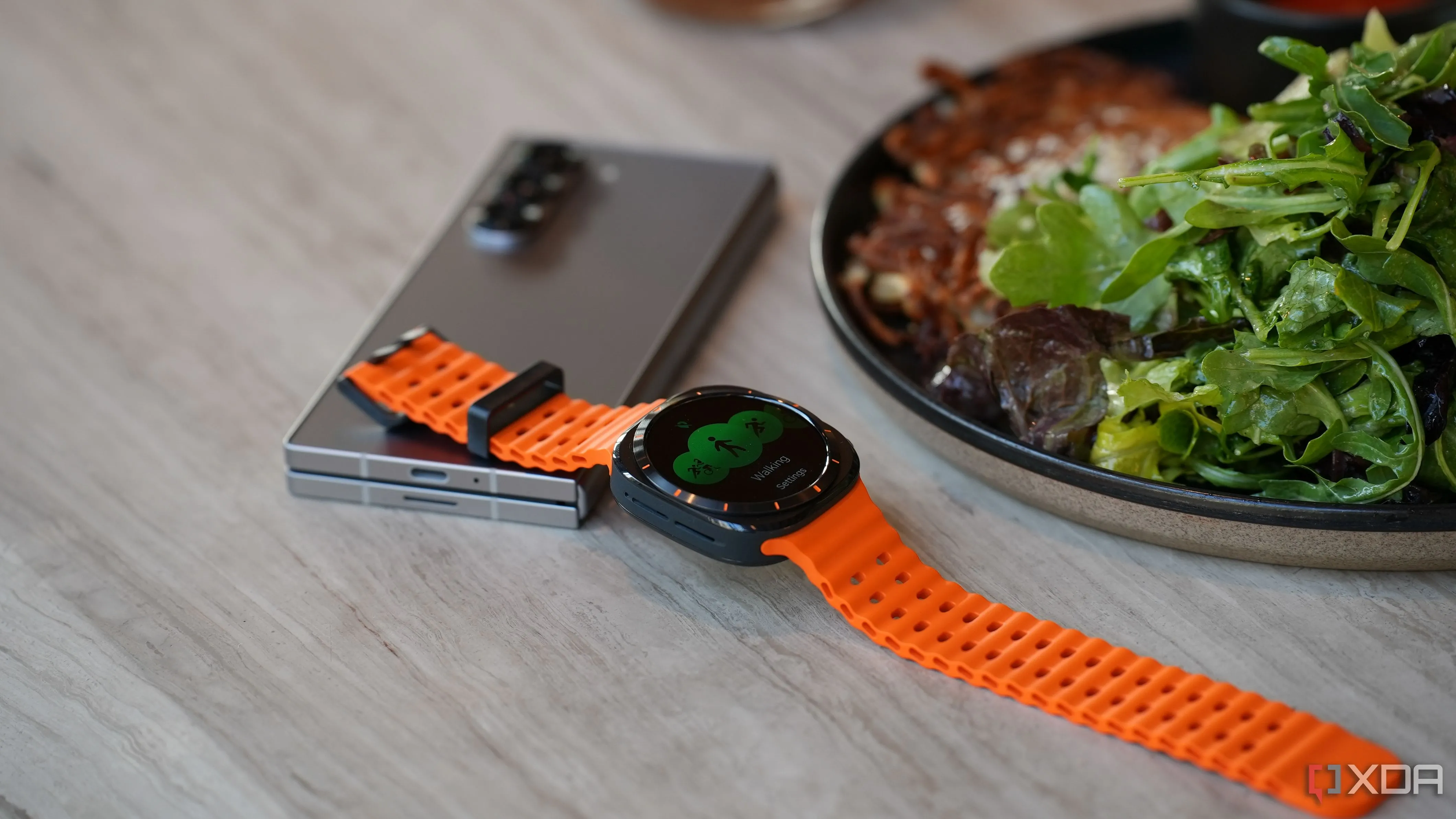 Điện thoại Galaxy Z Fold và đồng hồ Galaxy Watch Ultra, minh họa khả năng sử dụng ứng dụng xác thực đa yếu tố trên nhiều thiết bị