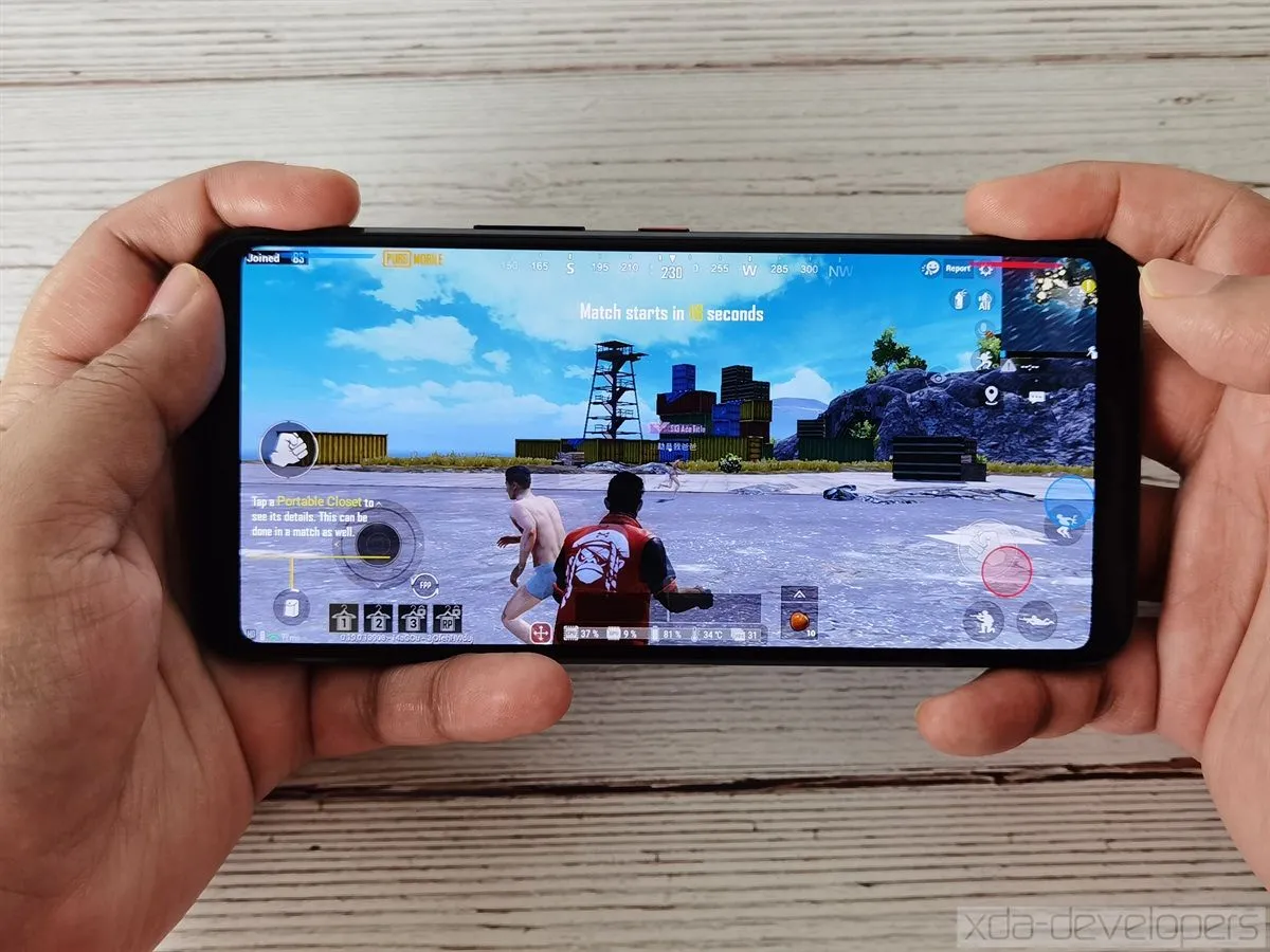 Điện thoại gaming ASUS ROG Phone 3, đại diện cho xu hướng chơi game di động tiện lợi nhưng khác biệt so với console.