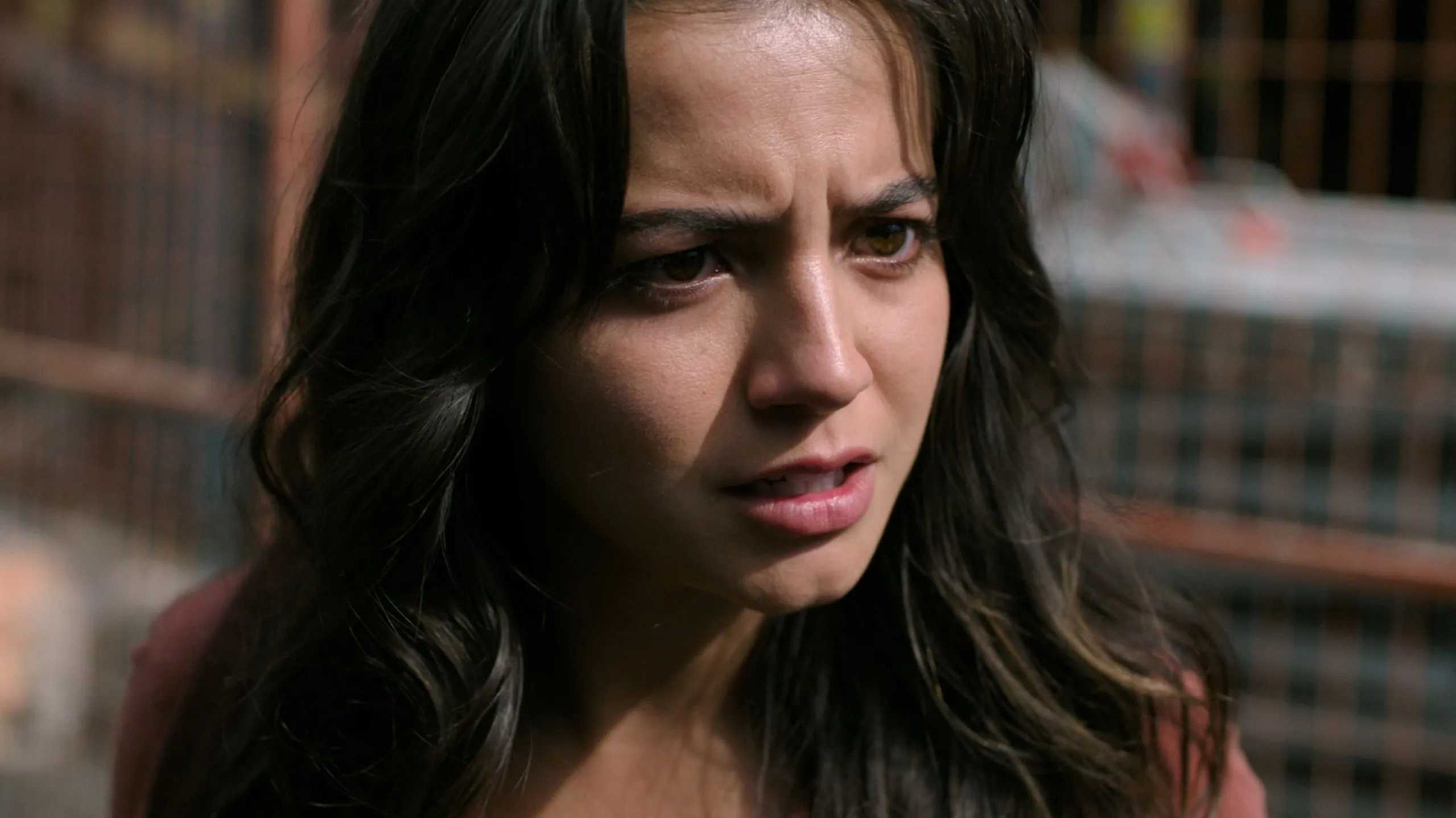 Dina (Isabela Merced) với ánh mắt kiên định trong The Last of Us Season 2 tập 5, thể hiện quyết tâm trả thù