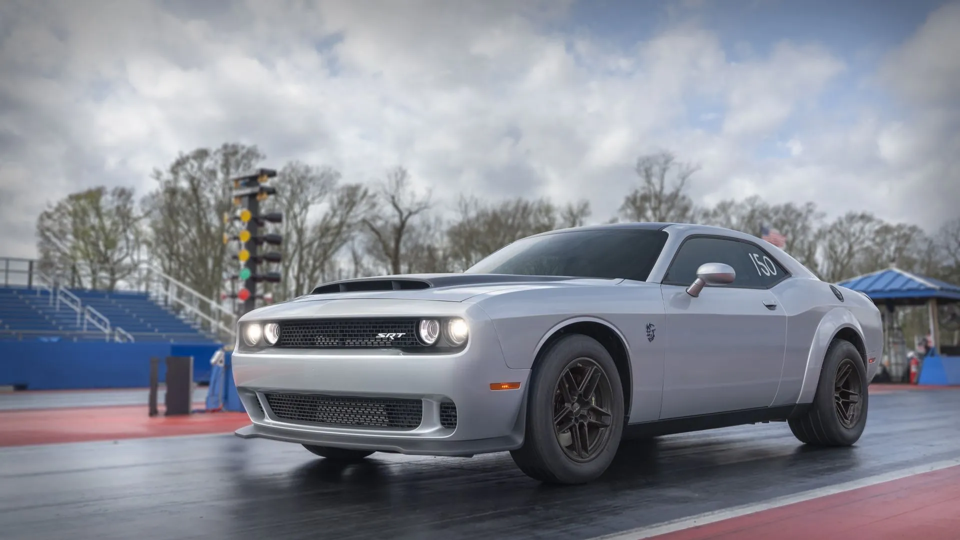 Dodge Challenger 2023 màu đỏ đỗ tại đường đua drag