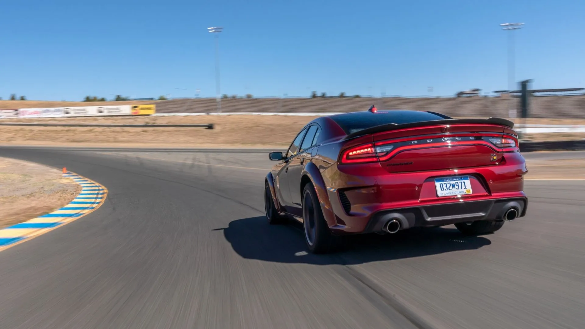 Dodge Charger R/T 2020 màu đỏ mạnh mẽ khi di chuyển