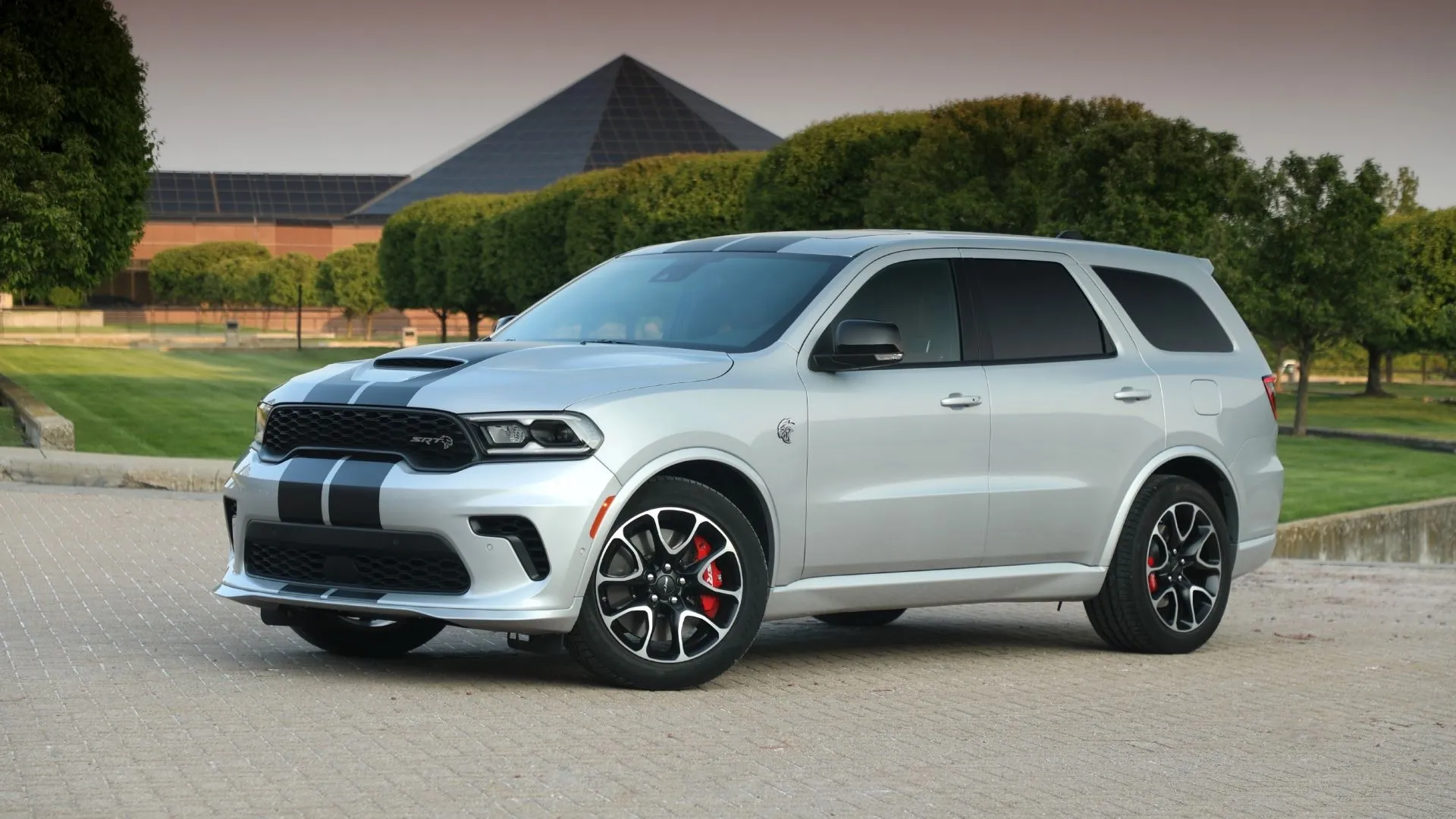 Dodge Durango SRT Hellcat 2025 màu xám, góc ba phần tư phía trước, thể hiện sức mạnh cơ bắp và khả năng kéo lên đến 8.700 lbs