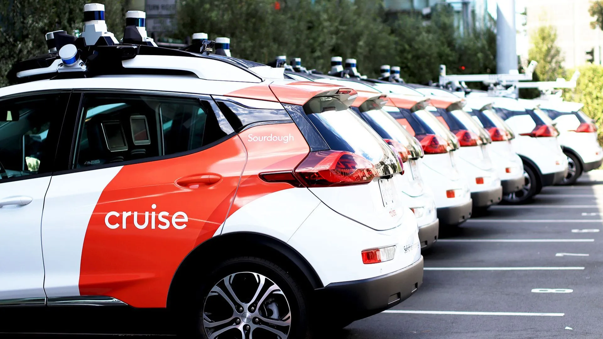 Đội xe tự lái Cruise của General Motors trên đường phố, minh họa dịch vụ taxi tự hành