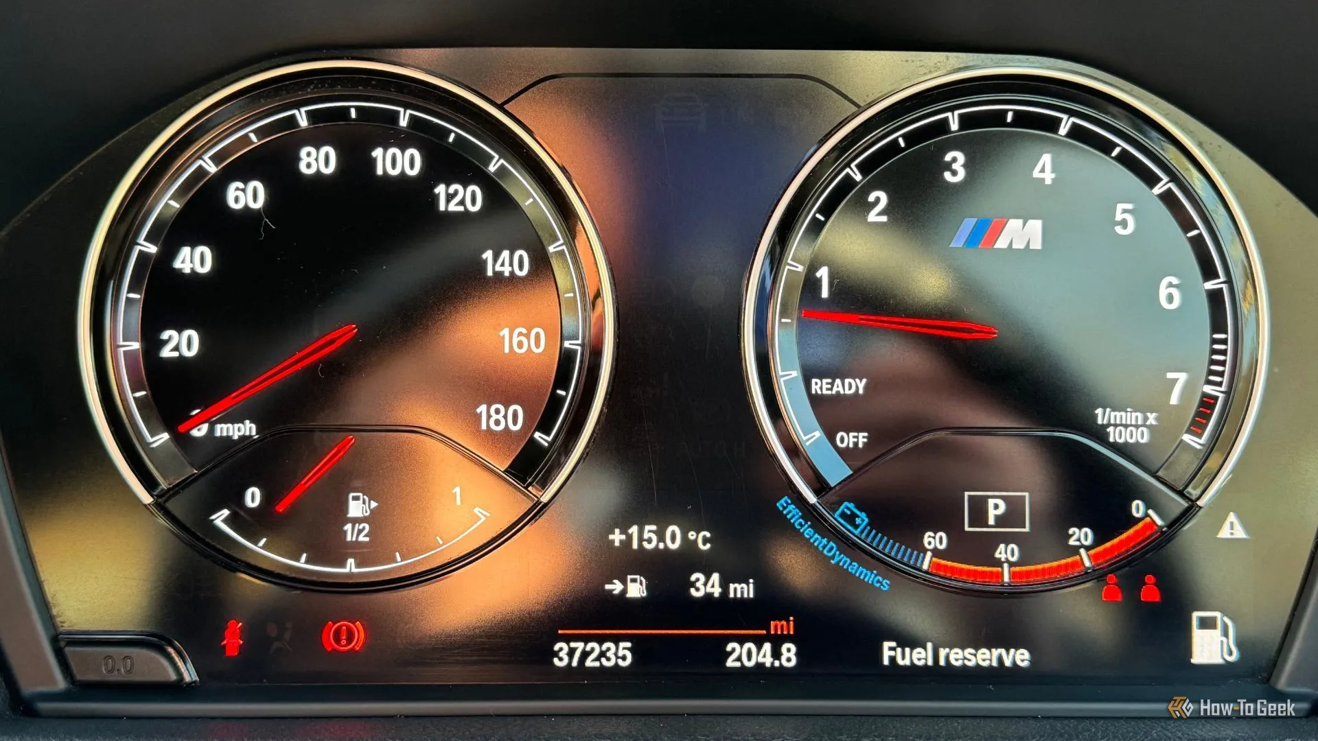 Đồng hồ hiển thị tốc độ và vòng tua cùng màn hình thông tin của BMW M2 2018, thể hiện sự kết nối với người lái.