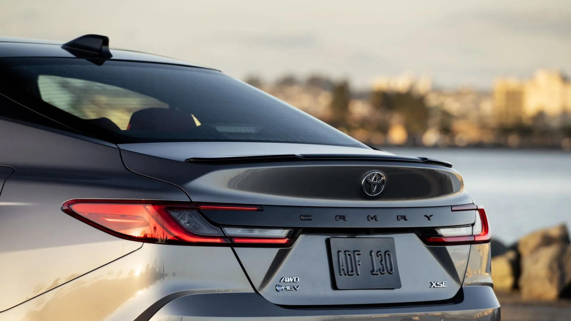 Đuôi xe Toyota Camry 2025 với thiết kế sang trọng, biểu tượng cho sự thống trị thị trường