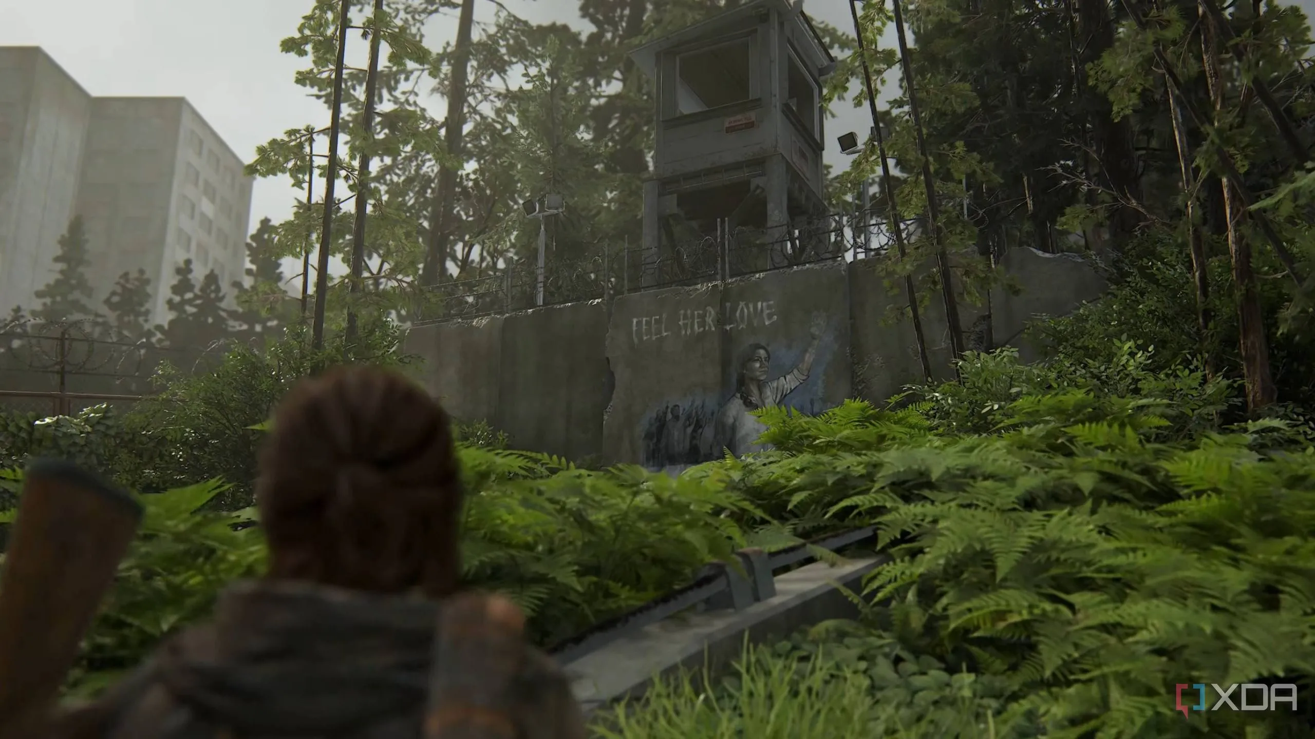 Ellie quan sát bức tranh tường Seraphite trong The Last of Us Part II Remastered, phản ánh sự khác biệt với series HBO
