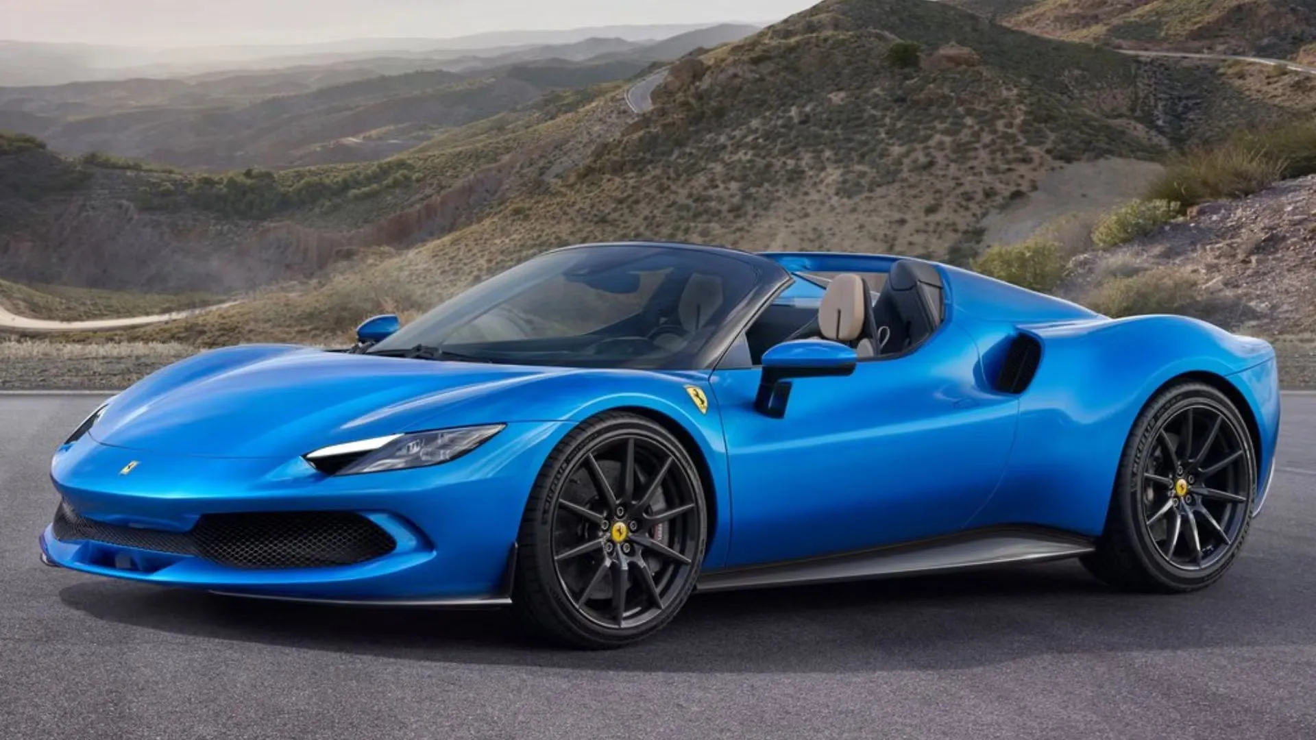 Ferrari 296 GTS màu xanh dương đỗ trước núi