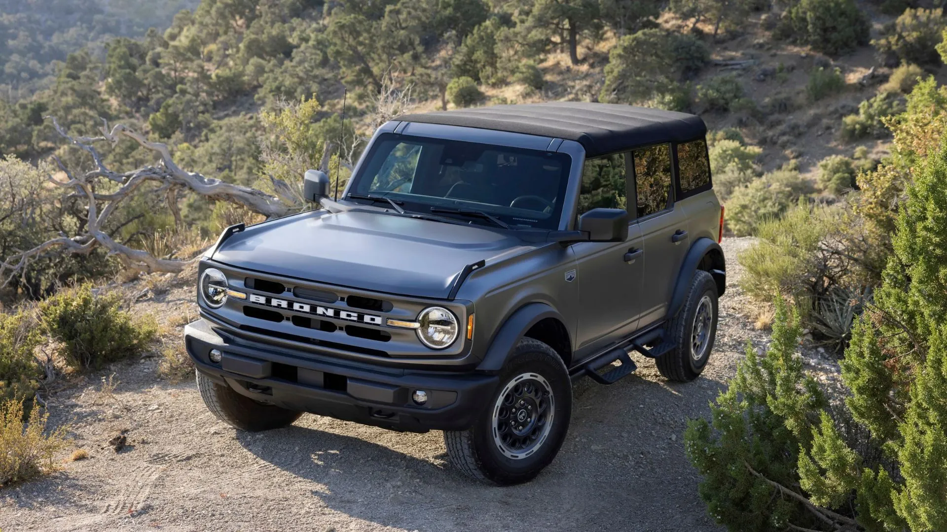 Ford Bronco 2025 đang chạy off-road, thể hiện khả năng vượt địa hình
