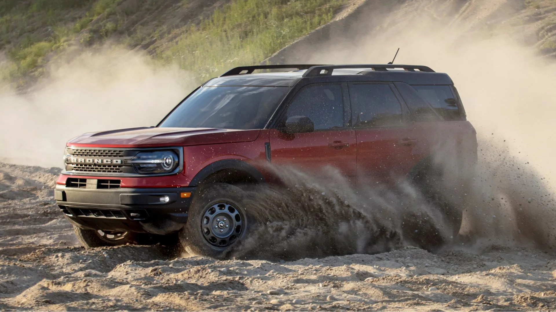 Ford Bronco Sport 2021 màu đỏ đang off-road trên cát, SUV địa hình bền bỉ và giá trị.
