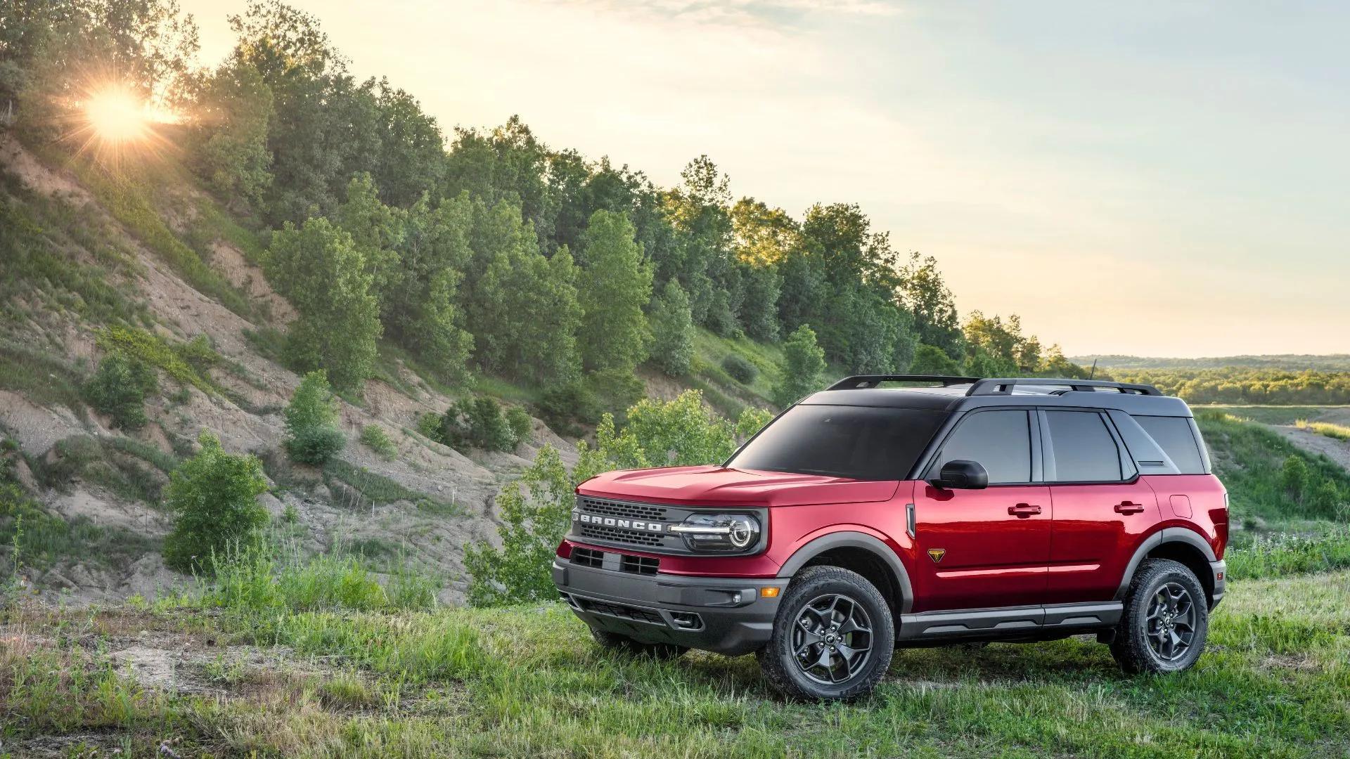 Ford Bronco Sport 2025 màu đỏ đỗ giữa thiên nhiên, xe SUV cỡ nhỏ bền bỉ cho off-road