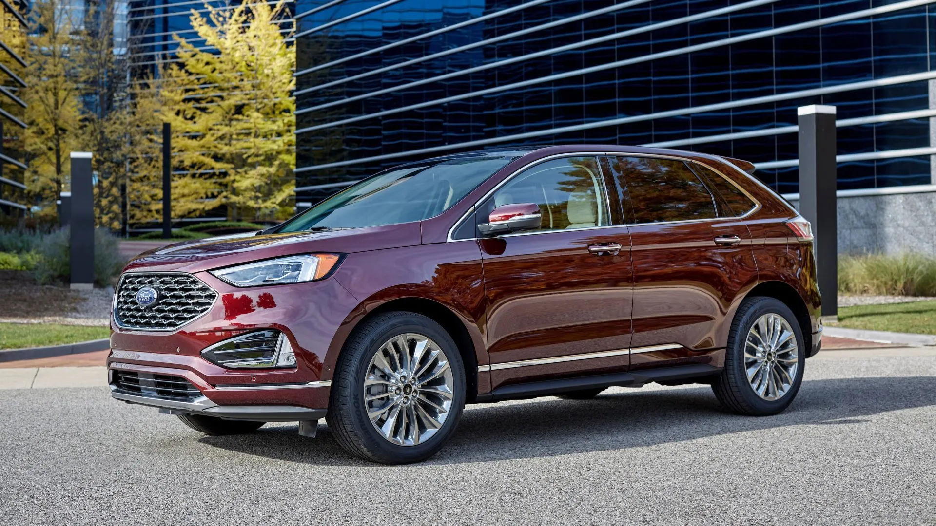 Ford Edge Titanium Elite 2021 màu đỏ đỗ trước tòa nhà hiện đại