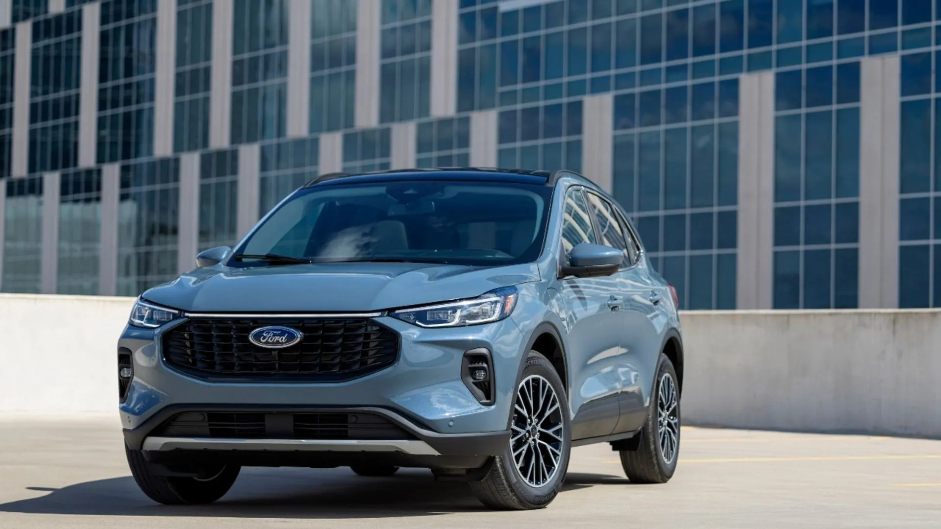 Ford Escape Hybrid 2025 màu đỏ đô nổi bật trên phố