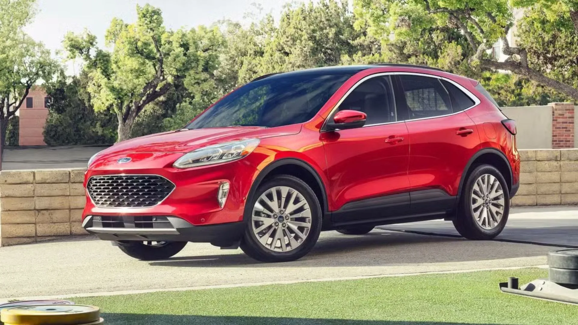 Ford Escape PHEV màu đỏ đậu trong sân nhà, thể hiện sự tiện nghi và vẻ đẹp hiện đại của mẫu SUV gia đình.