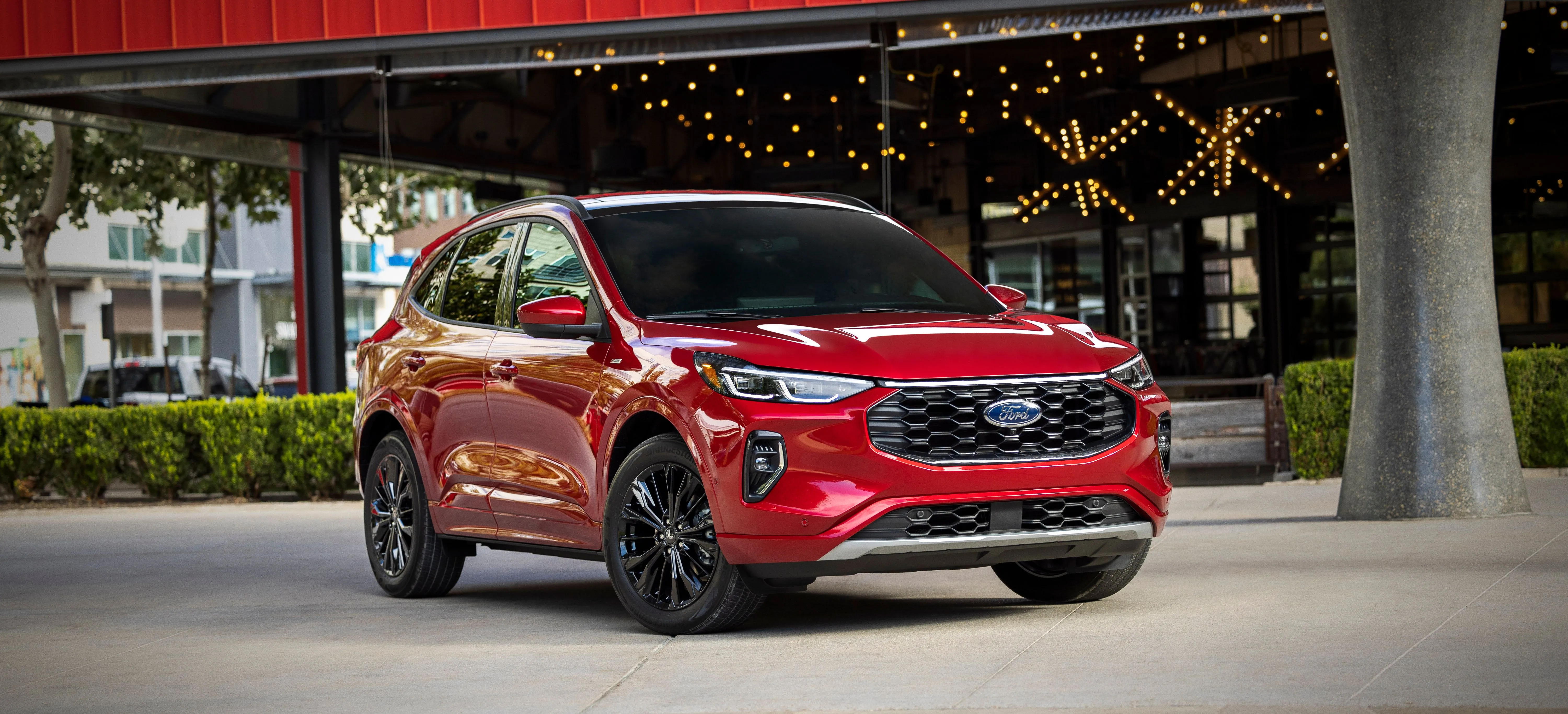 Ford Escape Plug-In Hybrid ST-Line Elite 2023 màu đỏ, crossover đô thị tiện dụng.
