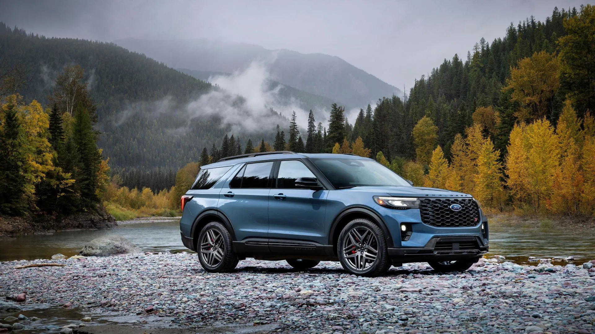 Ford Explorer ST 2025 màu xanh đậu trên đá ở vùng núi