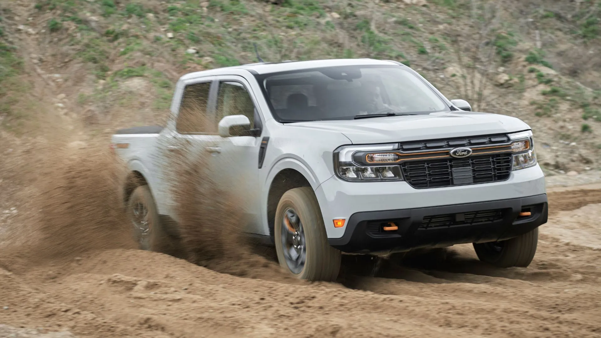 Ford Maverick 2023 màu xám đang đi off-road