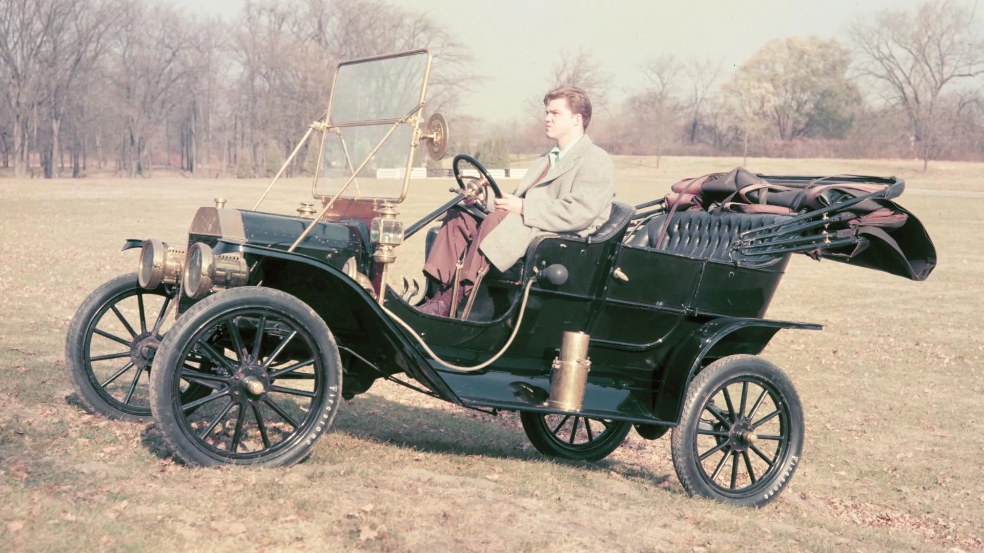 Ford Model T năm 1908 chạy trên đồng cỏ, biểu tượng của sản xuất hàng loạt và xe hơi giá phải chăng.