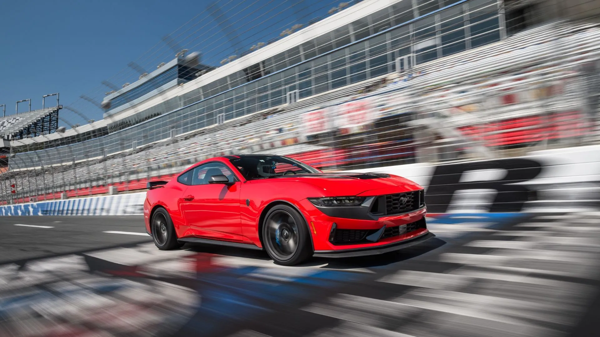 Ford Mustang Dark Horse 2025 màu đỏ trên đường đua, biểu tượng sức mạnh Mỹ