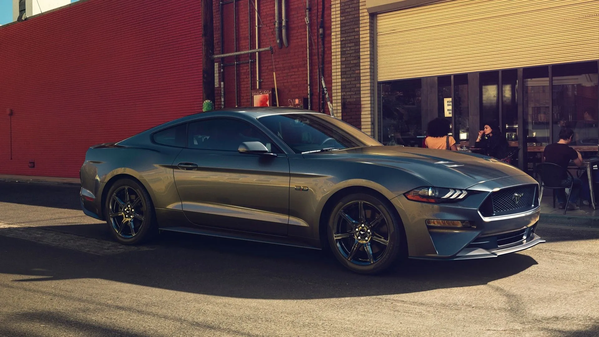 Ford Mustang GT 2019 màu bạc với thiết kế cơ bắp của xe Mỹ