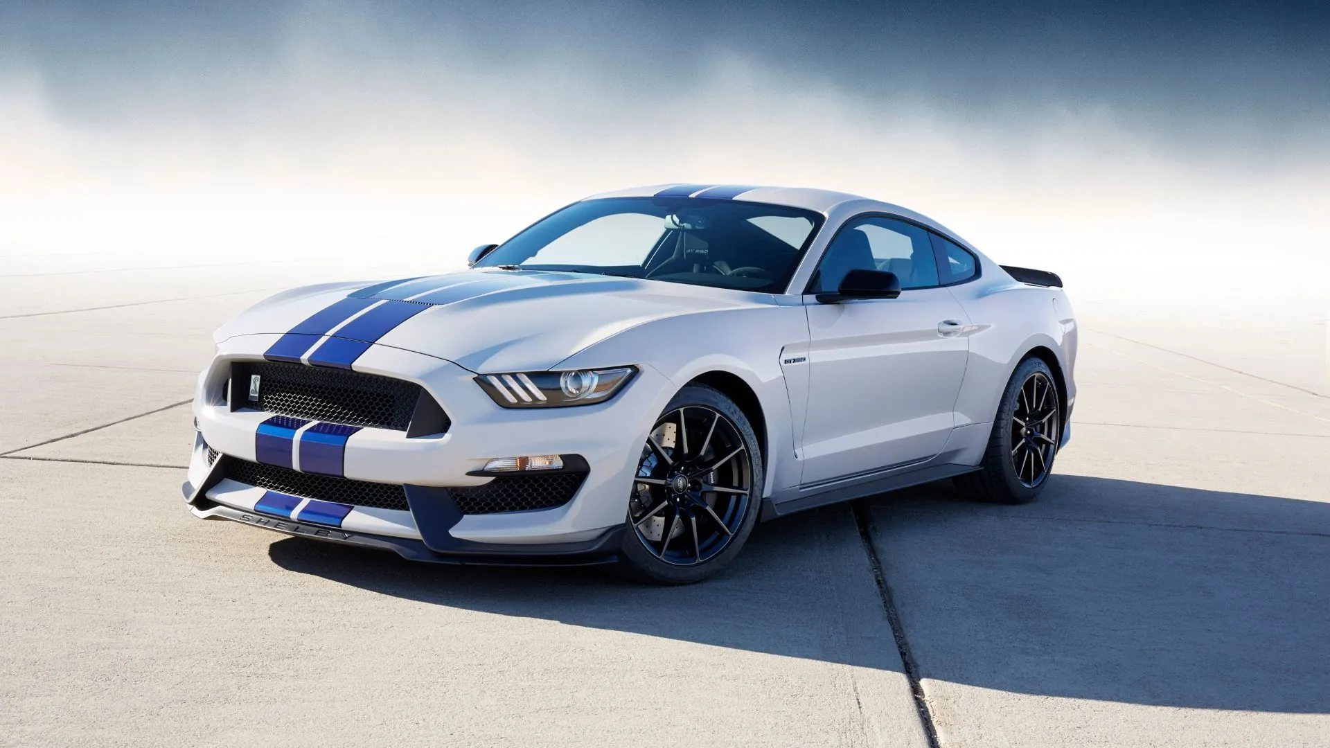 Ford Mustang Shelby GT350 màu trắng đời 2017 đậu với khói phía sau, xe cơ bắp thuần túy với động cơ V8 hút khí tự nhiên và khả năng xử lý lái đỉnh cao.