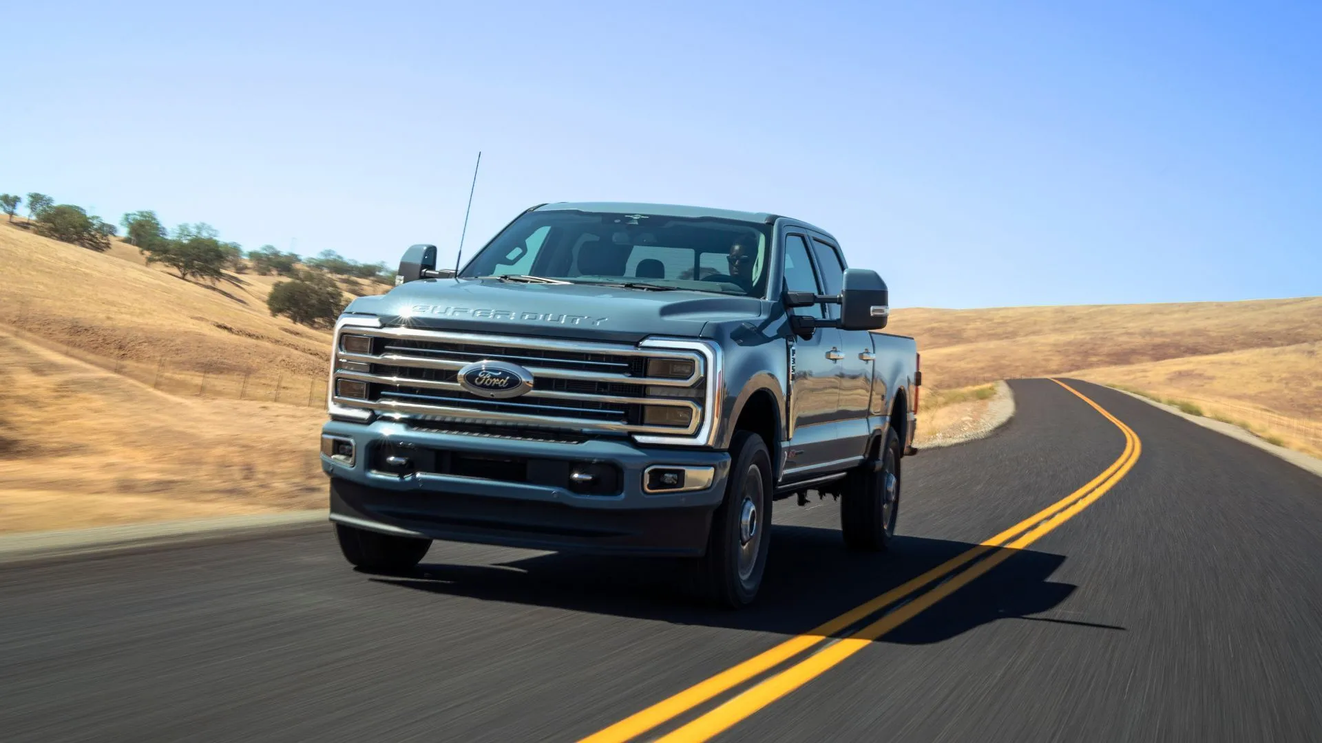 Ford Super Duty F-350 Limited 2023 trên đường nông thôn