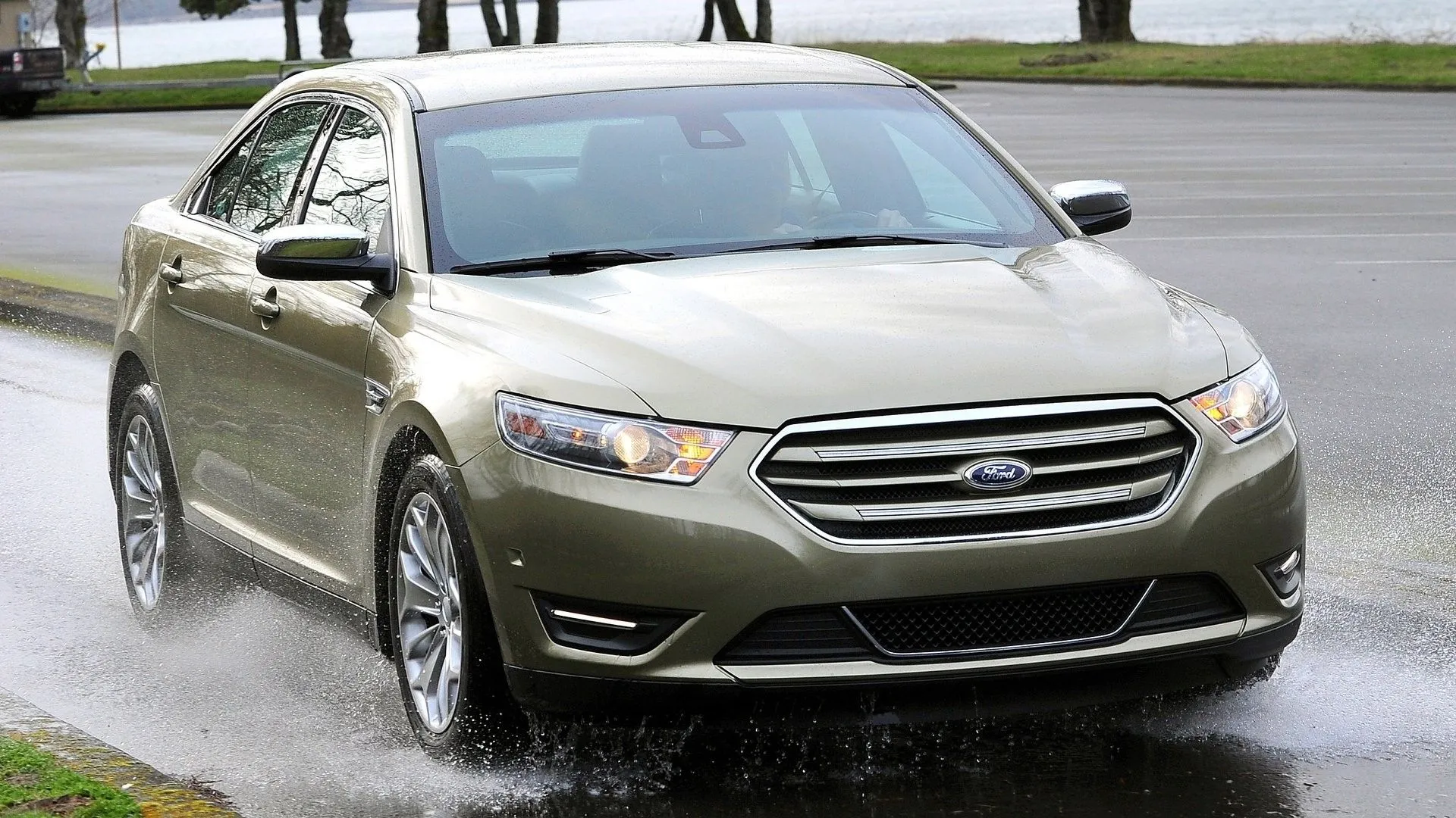 Ford Taurus 2013 màu xám, sedan cỡ lớn của Mỹ với nội thất rộng rãi