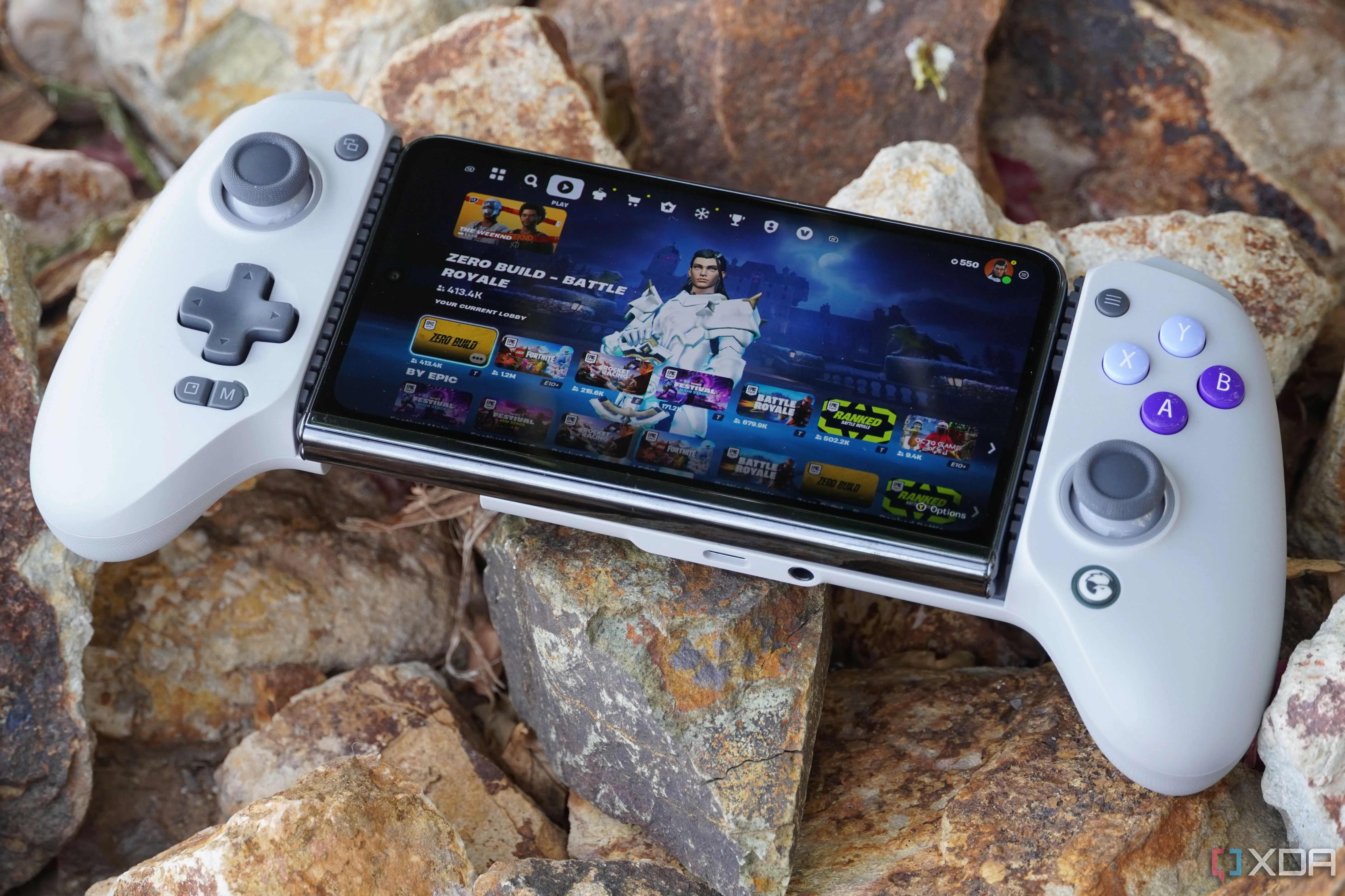 Fortnite trên Pixel Fold với bộ điều khiển Galileo G8