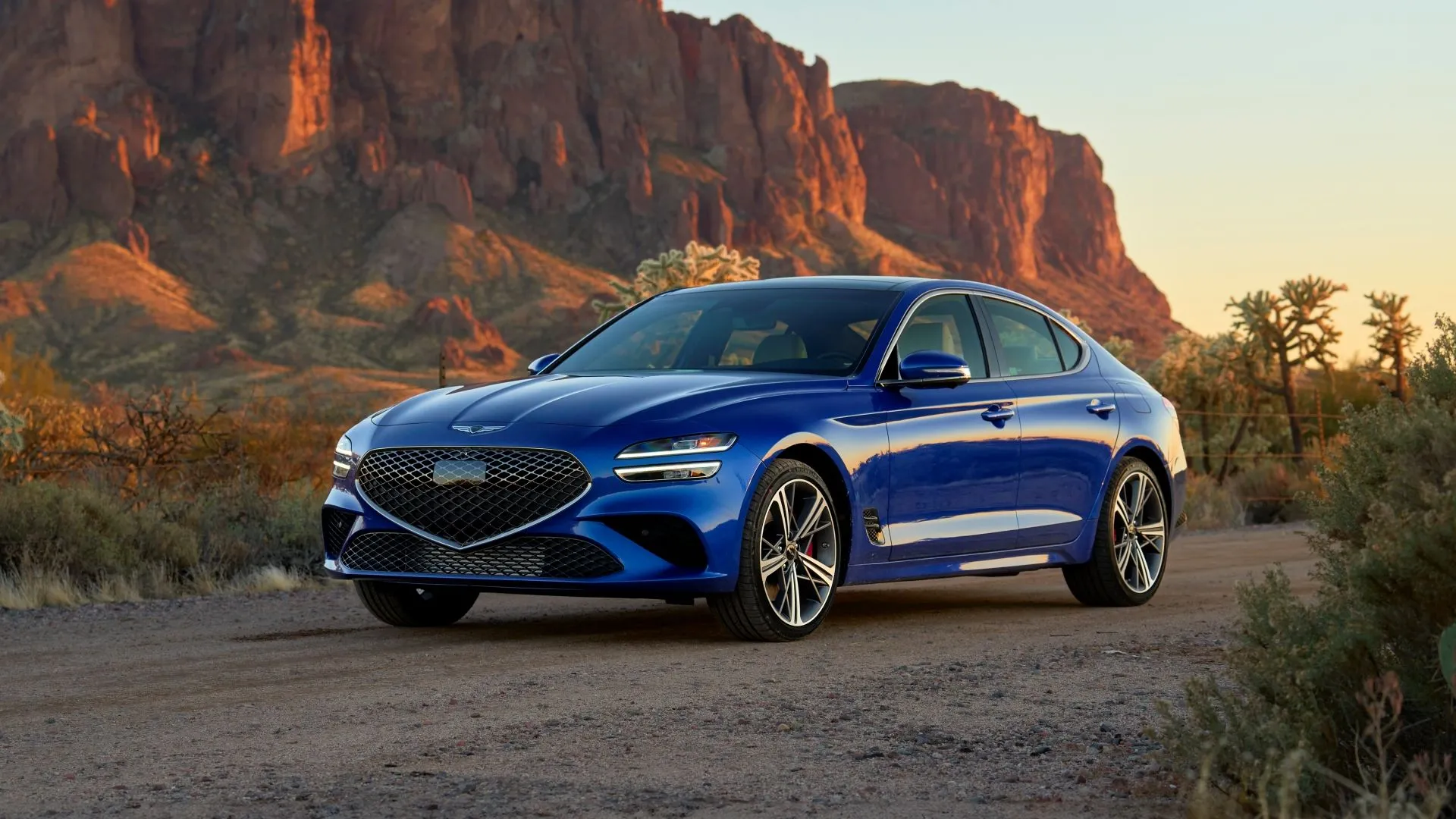 Genesis G70 AWD 2025 màu xanh sang trọng, cạnh tranh với các đối thủ lâu đời