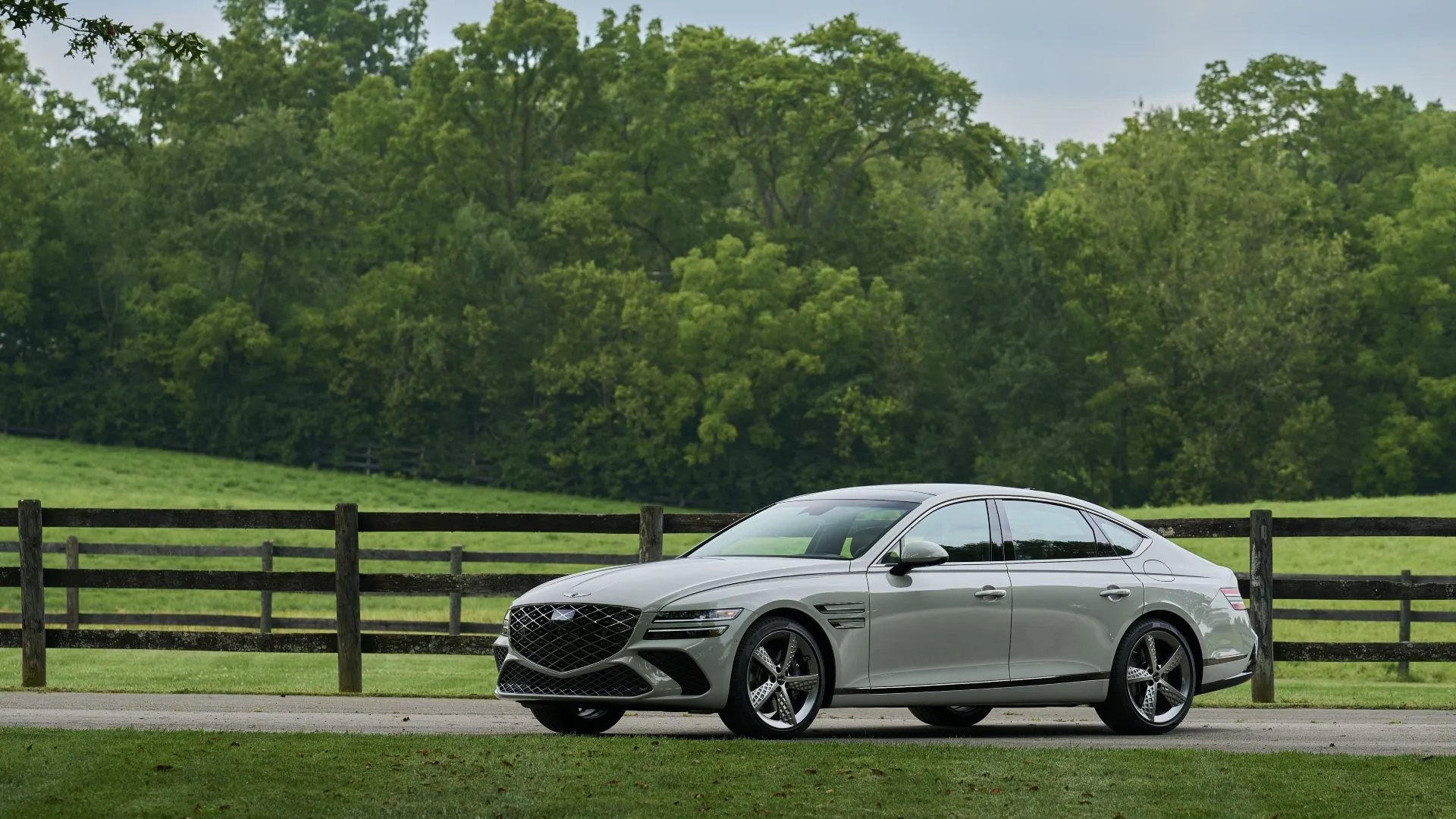 Genesis G80 2025 màu đen, góc 3/4 phía trước