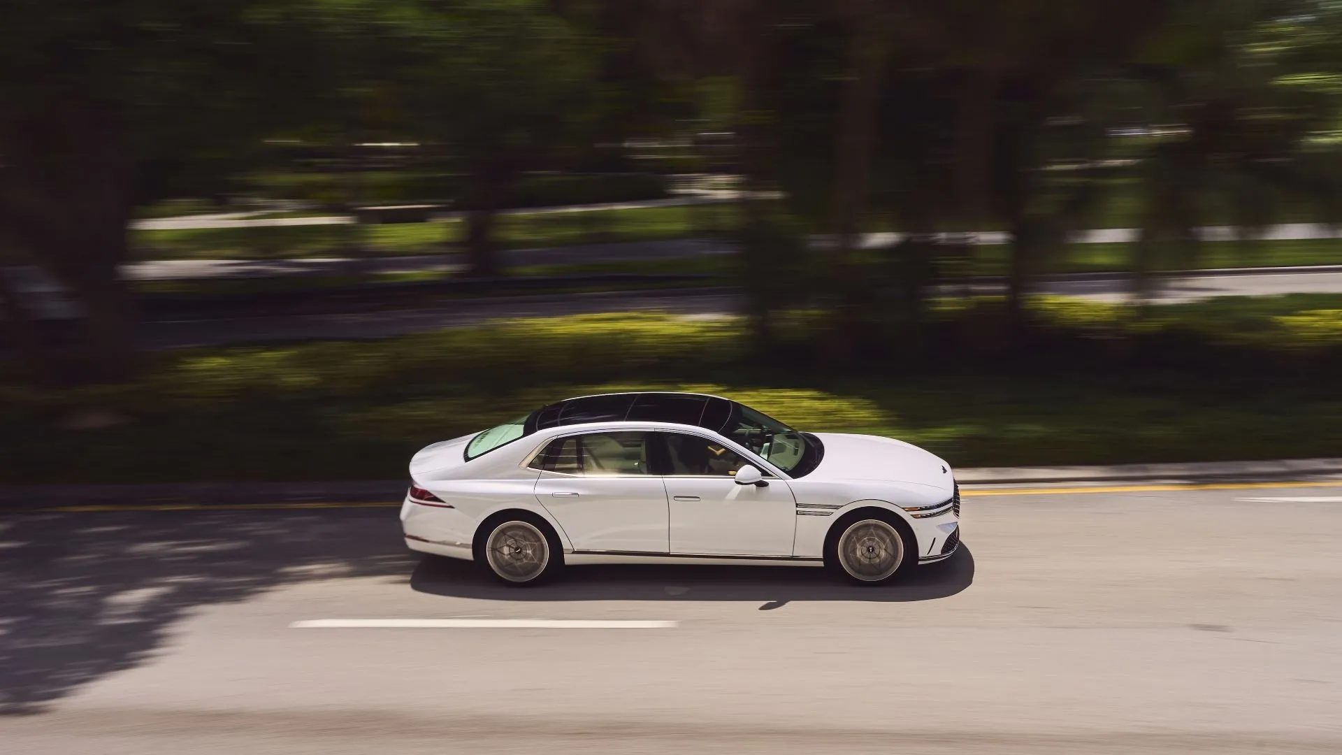 Genesis G90 2023 lăn bánh trên đường với thiết kế sang trọng