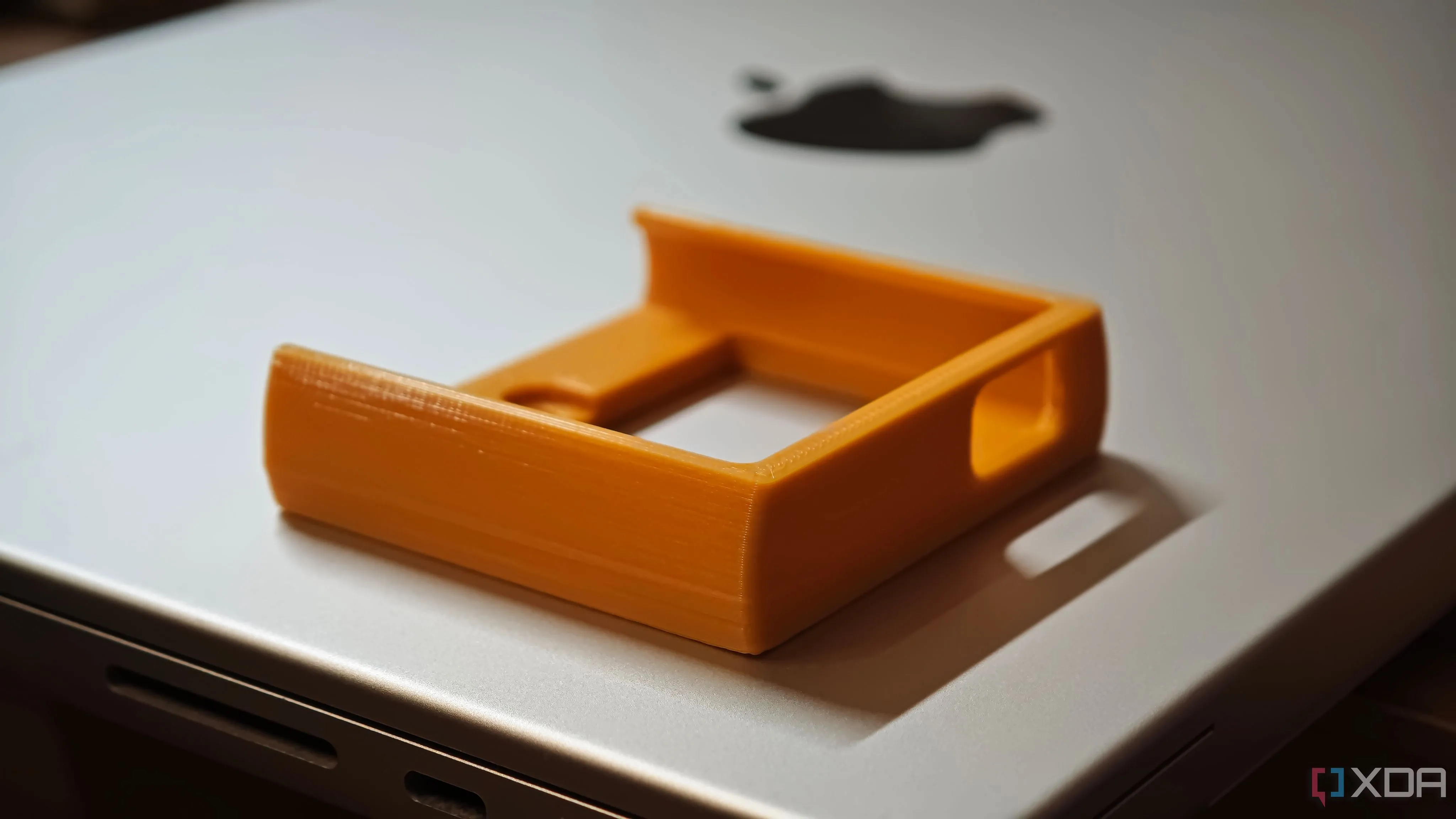 Giá gắn SSD ngoài in 3D cố định ổ cứng vào mặt lưng laptop tiện lợi