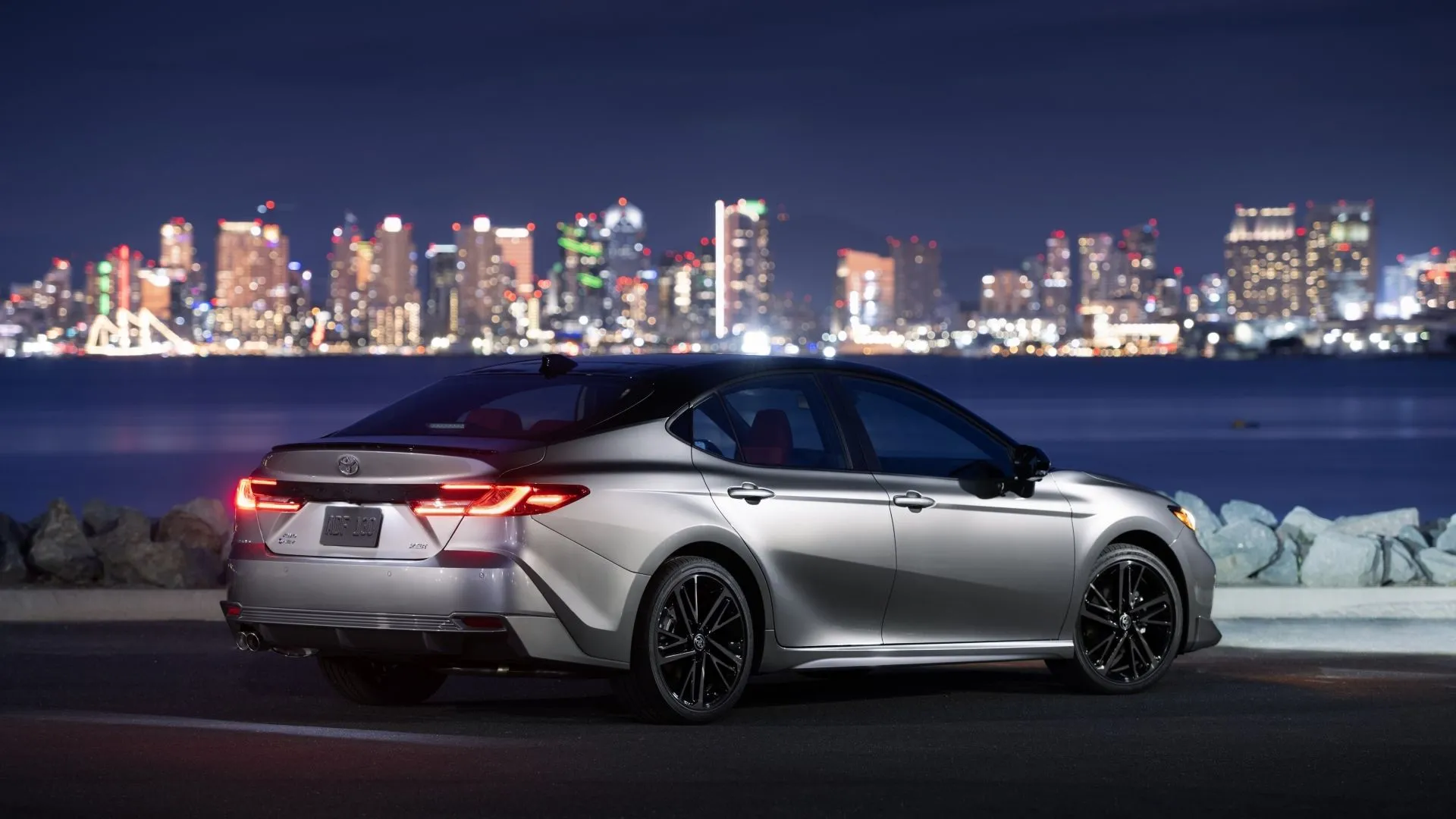 Giá xe Toyota Camry 2025 XSE và các phiên bản