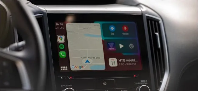 Giao diện Apple CarPlay trên màn hình hệ thống thông tin giải trí của xe Subaru