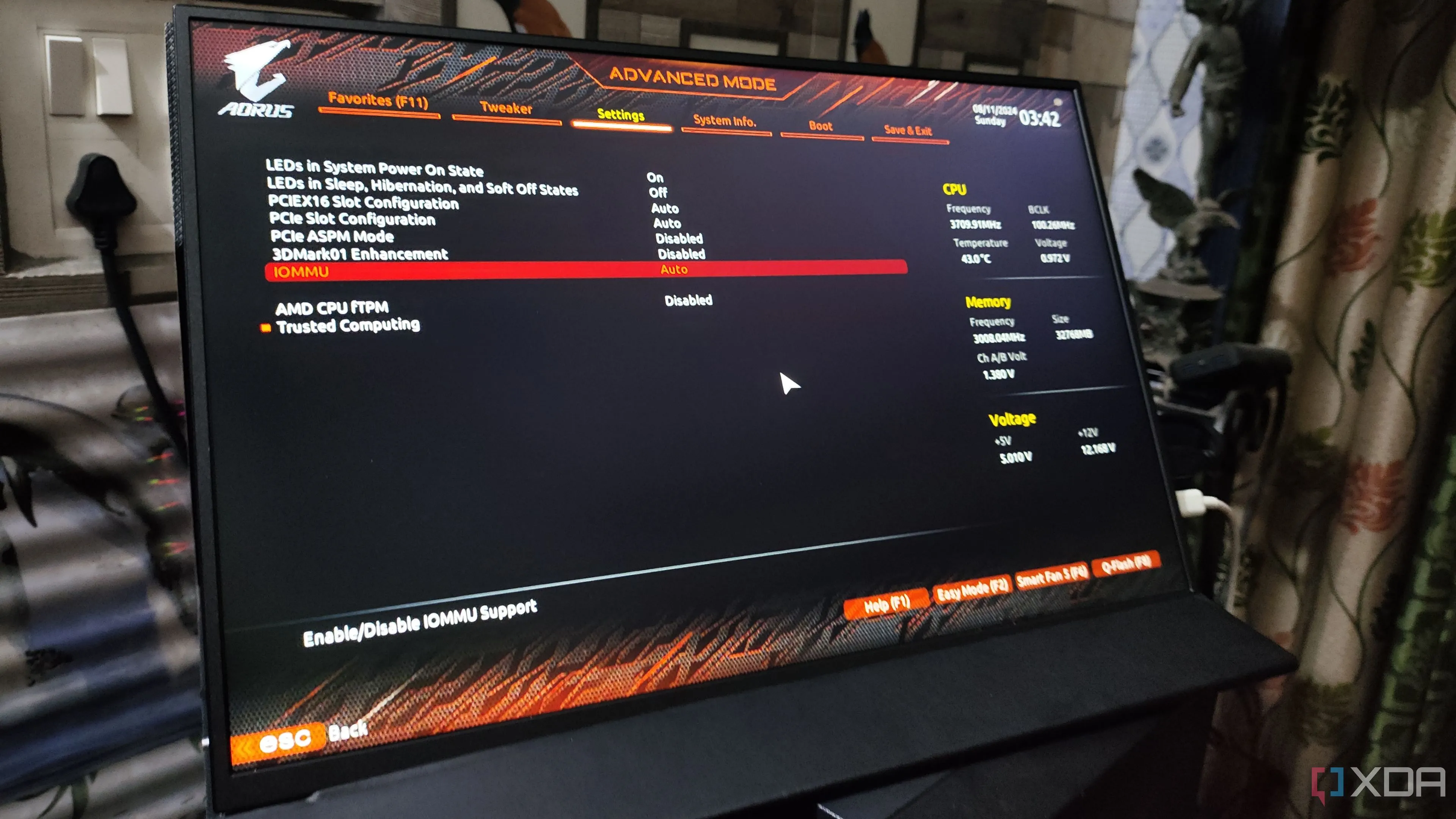 Giao diện BIOS Gigabyte hiển thị cài đặt IOMMU, cho thấy các tùy chọn nâng cao hỗ trợ ảo hóa và bảo mật.